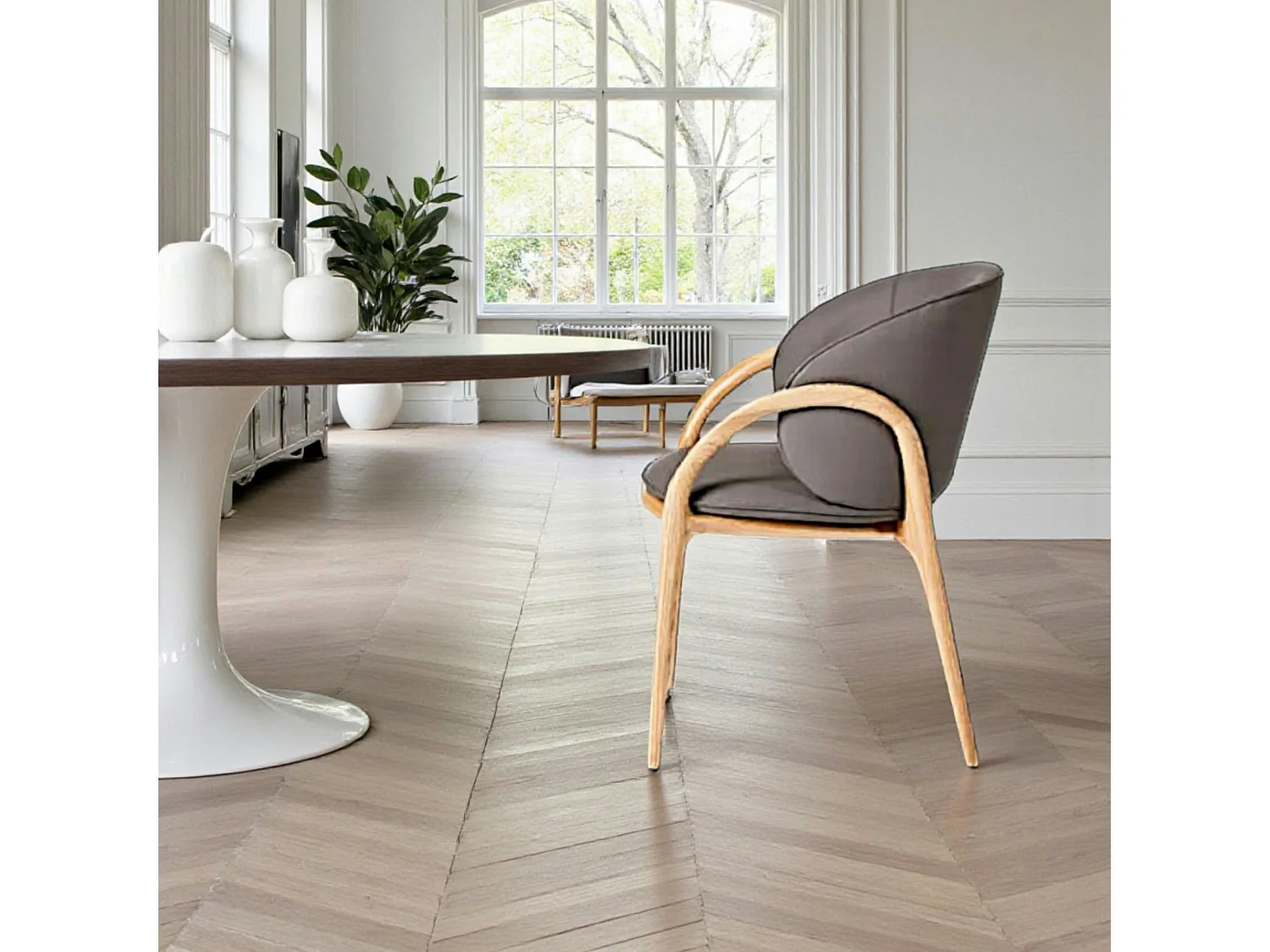 Chaise en cuir gris foncé dos rond accoudoirs bois clair ALDER