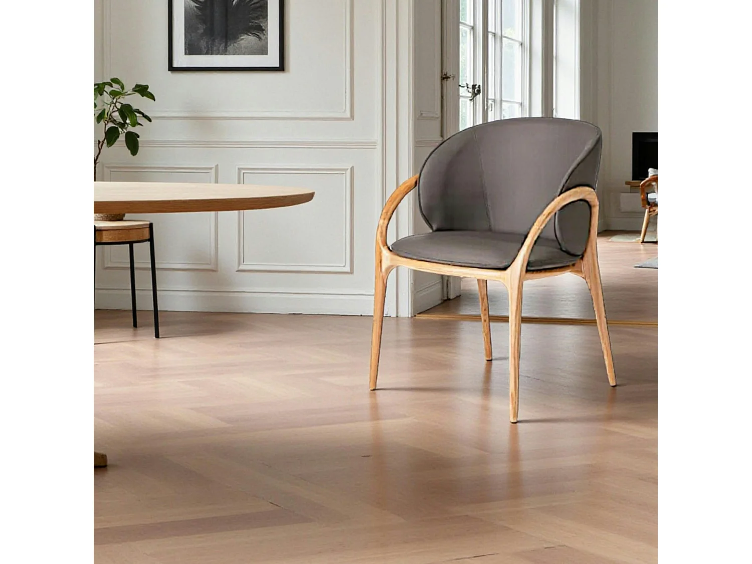 Chaise en cuir gris foncé dos rond accoudoirs bois clair ALDER