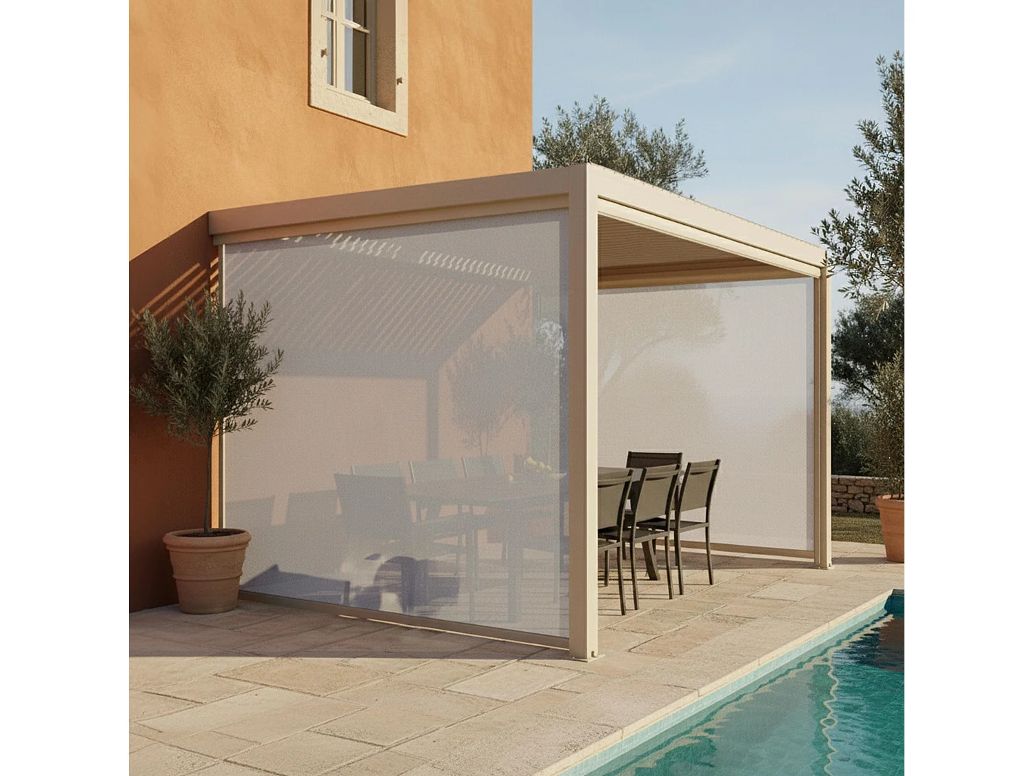 Aangebouwde pergola 3x4m en 2 crèmekleurige houten jaloezieën