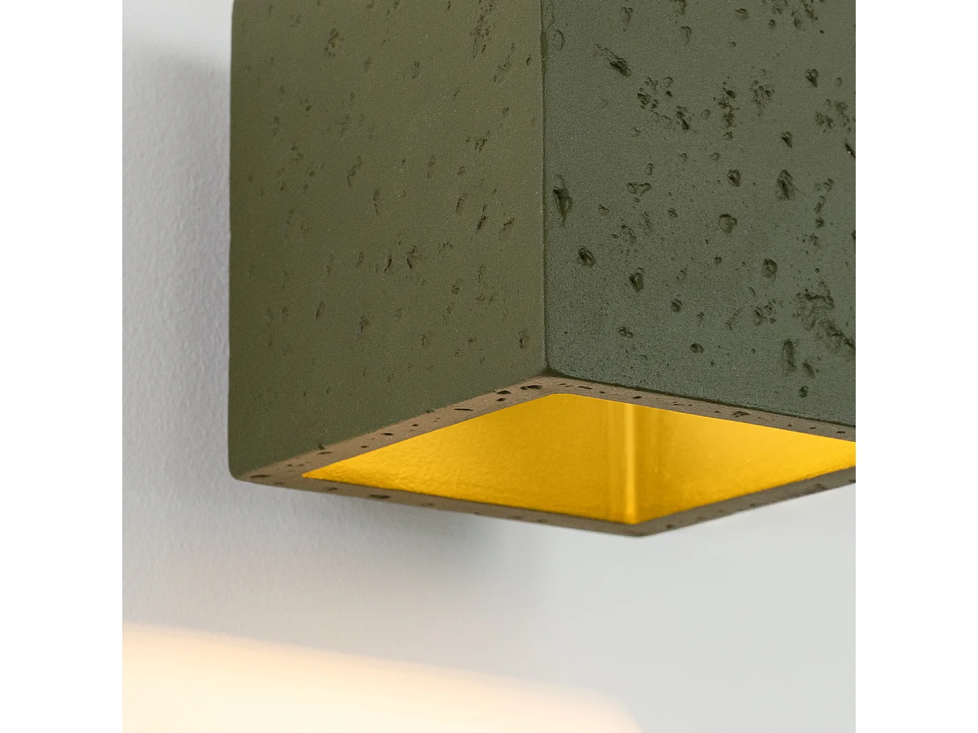 Applique industriel en béton - 1 sources lumineuses - L.10 x H.10 cm - vert olive