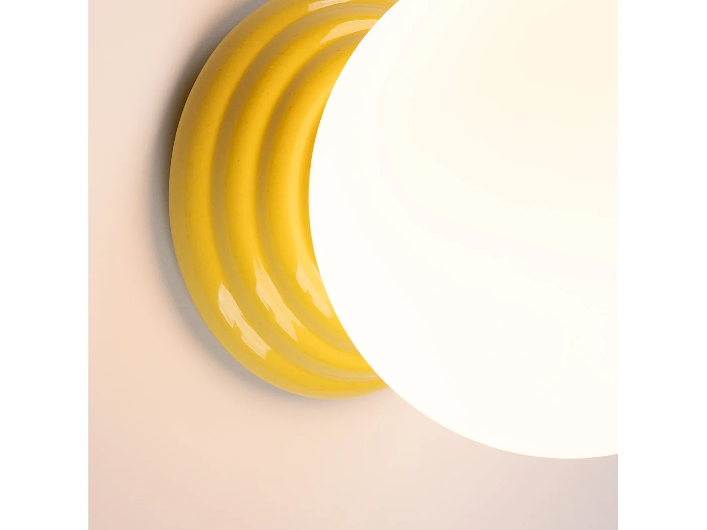 Applique minimaliste en céramique émaillée/verre - 1 sources lumineuses - L.12 x H.12 cm - jaune