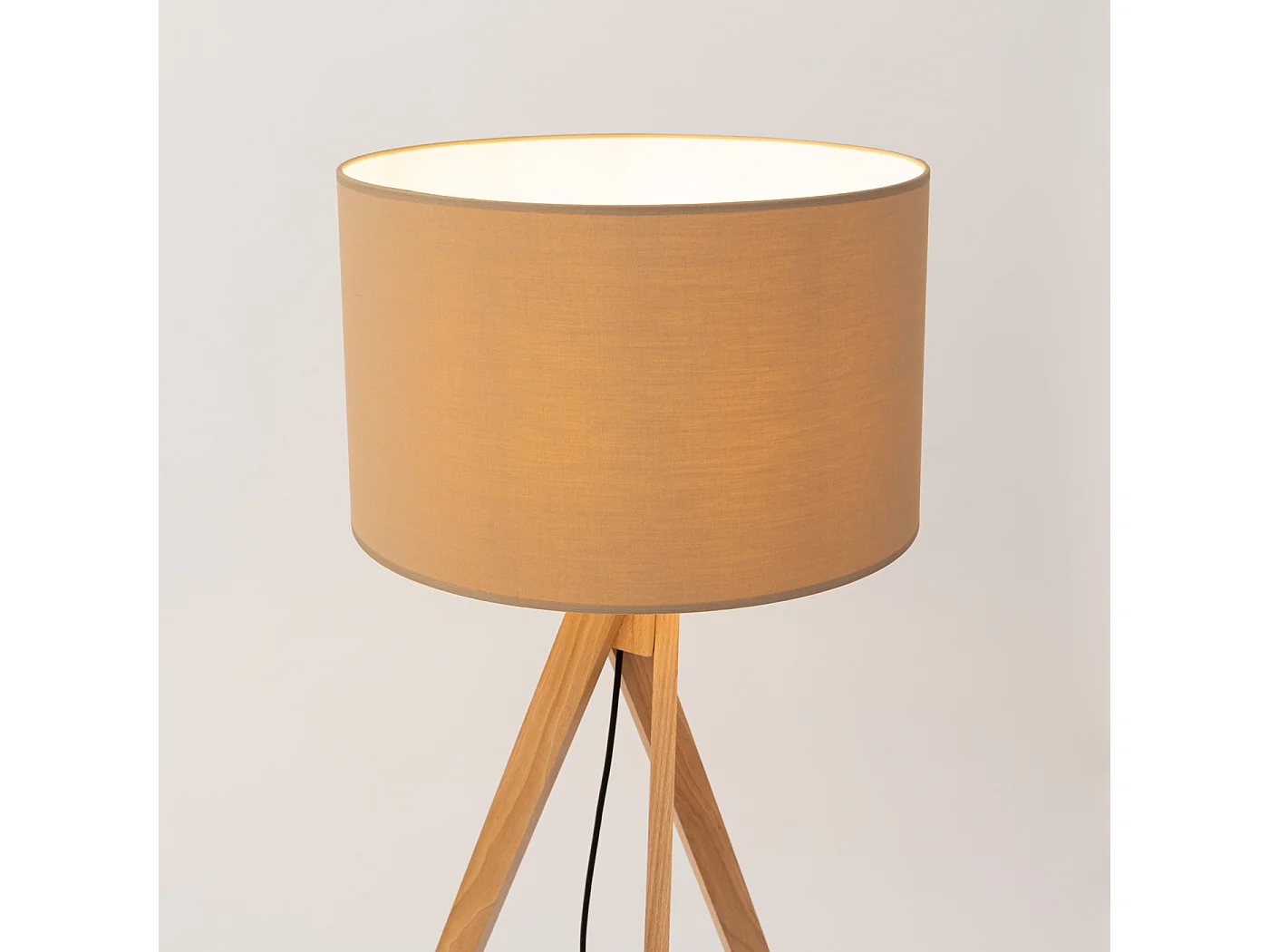 Lampadaire moderne en tissu/PVC/bois - 1 sources lumineuses - L.77 x H.140 cm - taupe/bois naturel