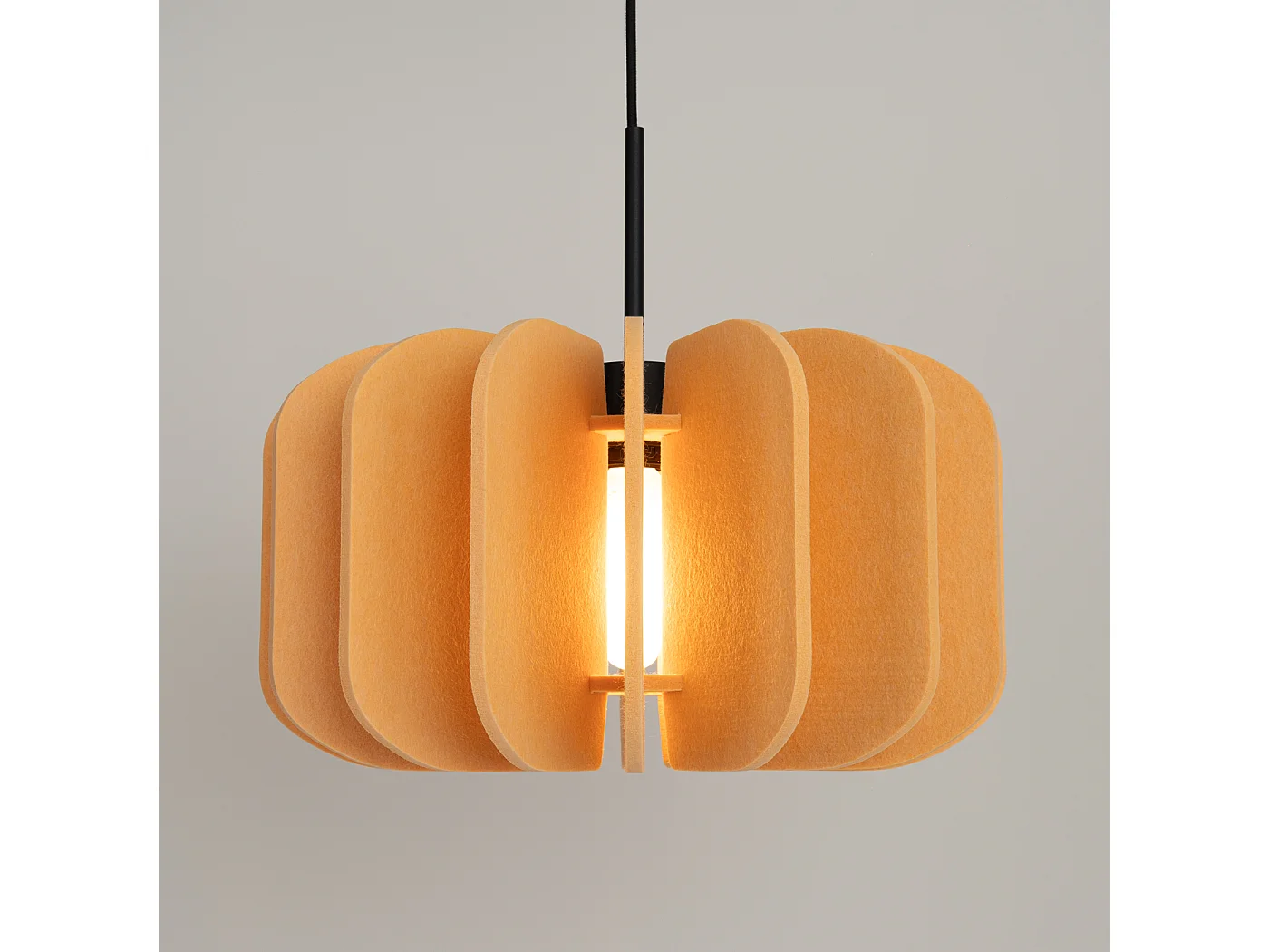 Lampe suspendue moderne en feutre/acier - 1 sources lumineuses - L.45 x H.146 cm - jaune/noir