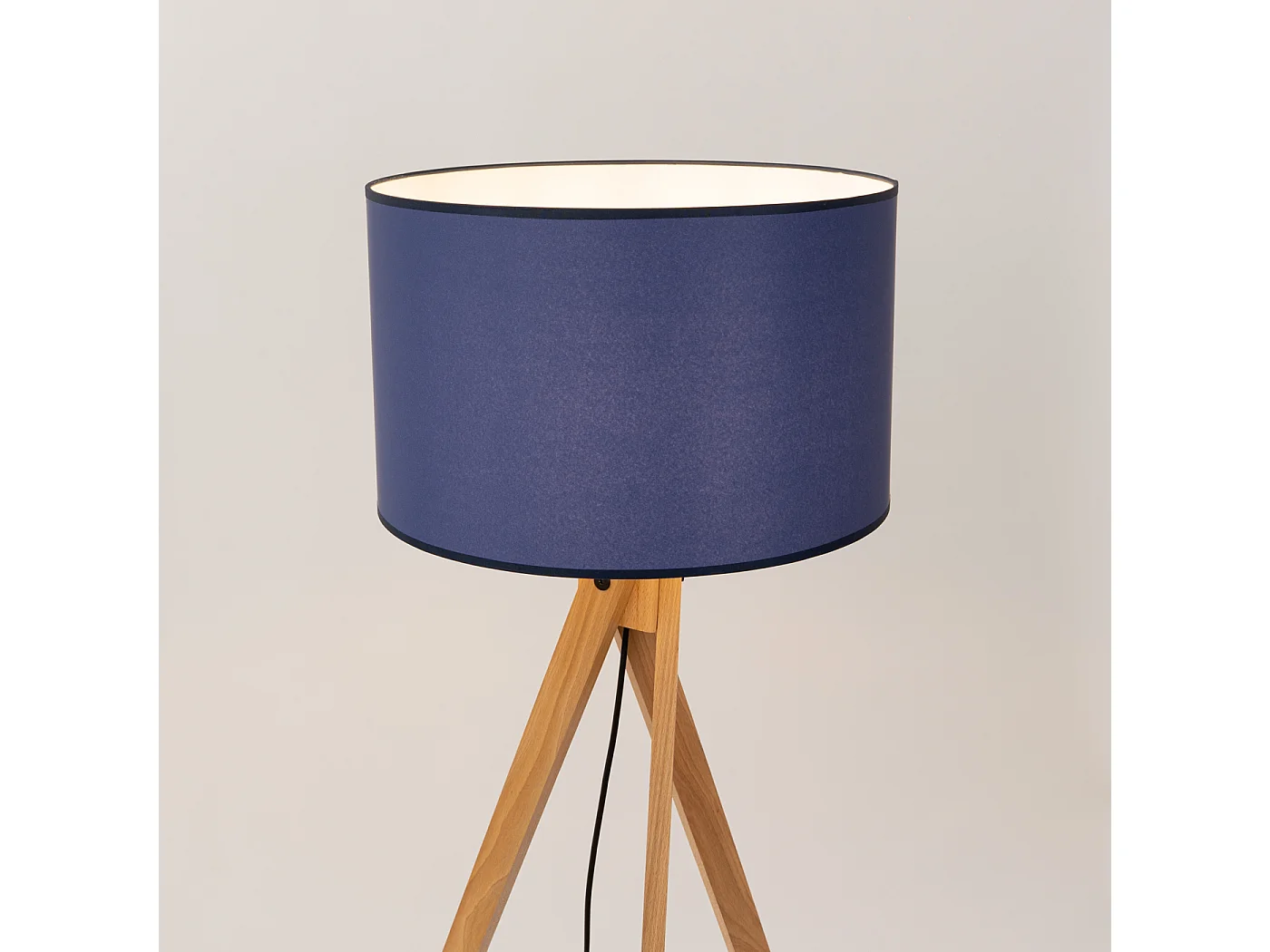 Lámpara de pie Natt moderno de tela/PVC/madera - 1 fuentes luminosas - L.77 x A.140 cm - azul marino/madera natural