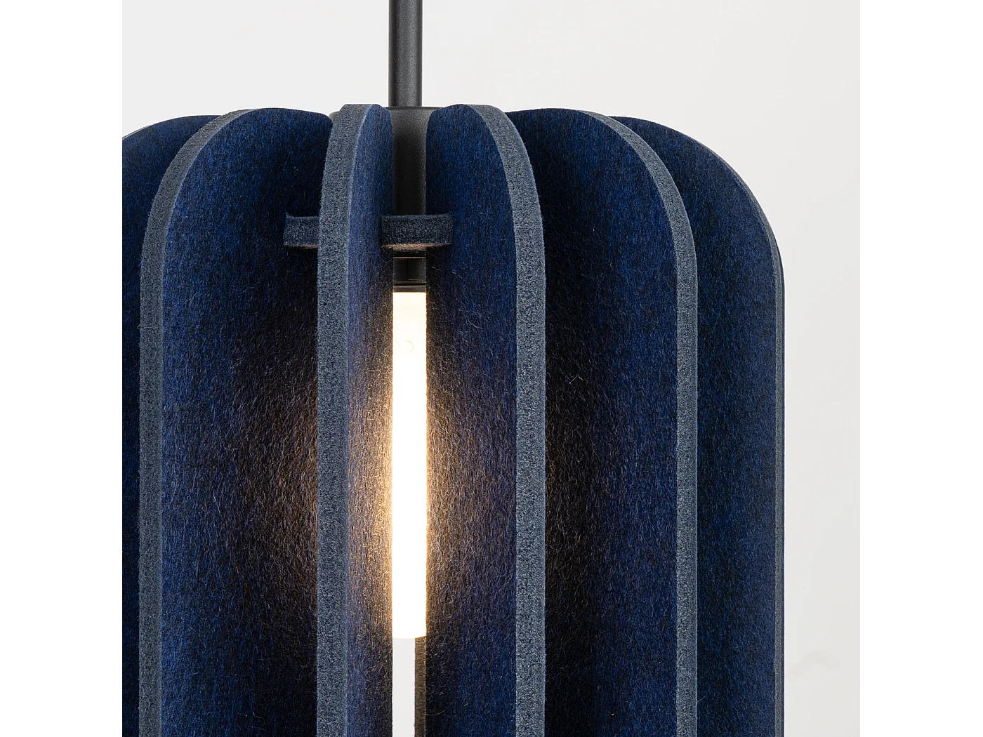 Lampe suspendue moderne en feutre/acier - 1 sources lumineuses - L.27 x H.165 cm - bleu marine/noir
