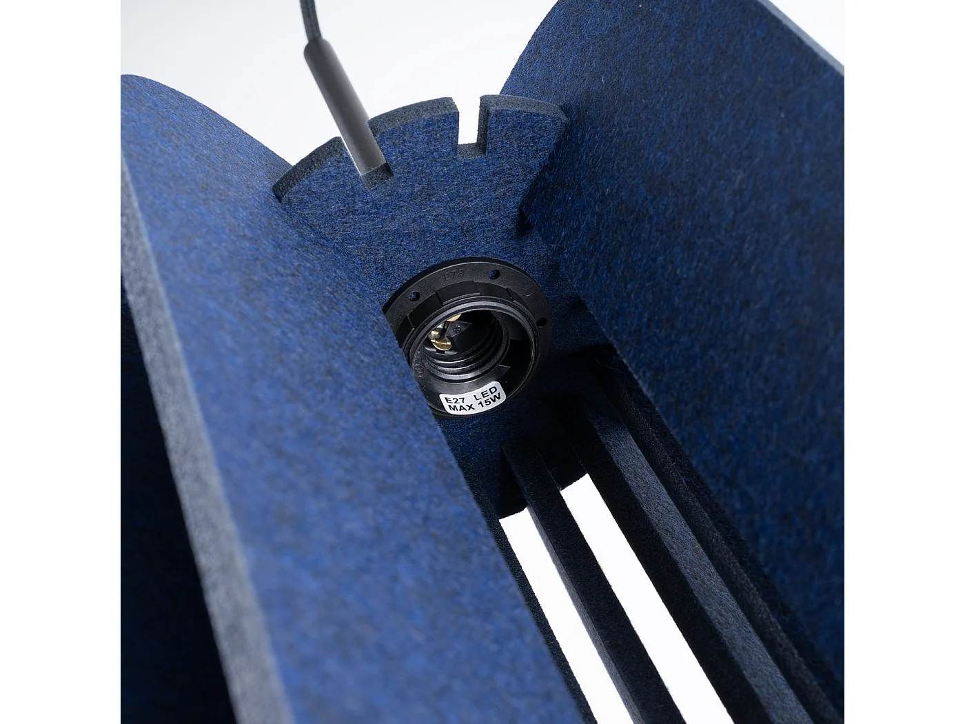 Lampe suspendue moderne en feutre/acier - 1 sources lumineuses - L.27 x H.165 cm - bleu marine/noir