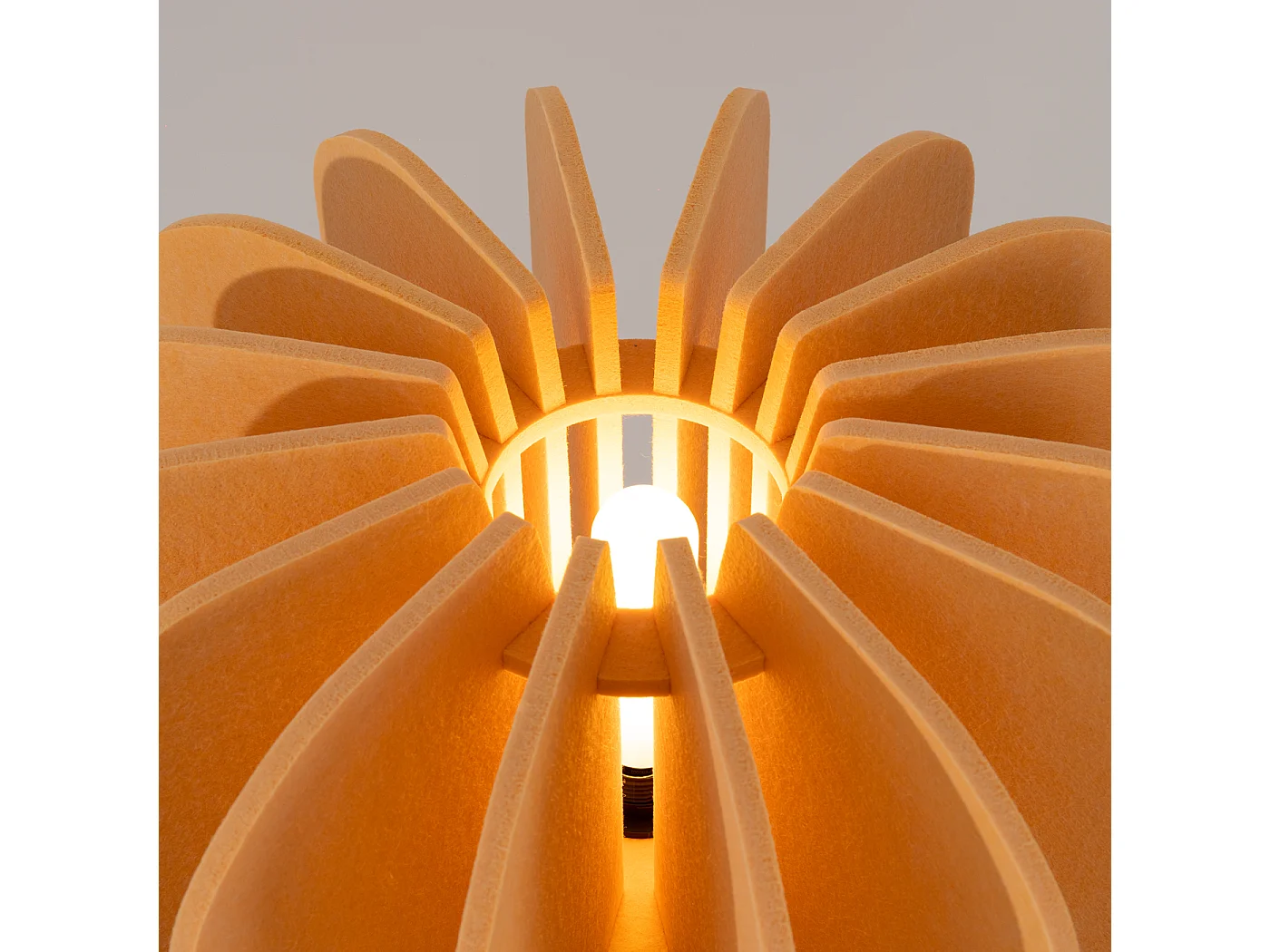 Lampadaire moderne en feutre/acier - 1 sources lumineuses - L.45 x H.134 cm - jaune/noir