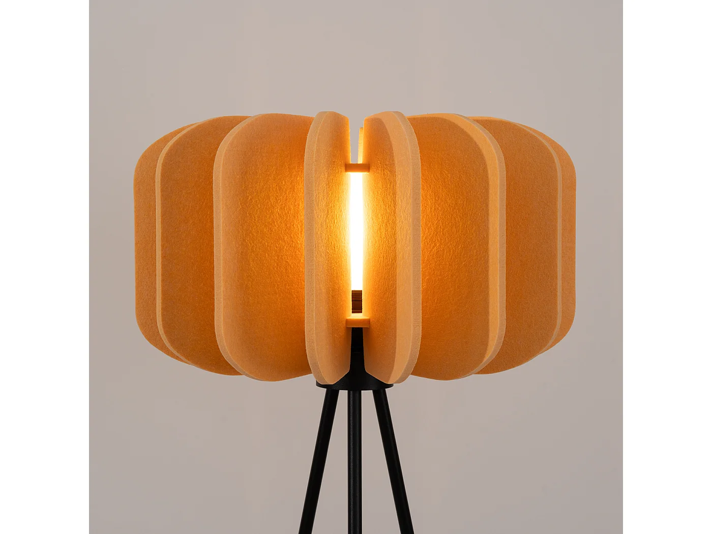 Lampadaire moderne en feutre/acier - 1 sources lumineuses - L.45 x H.134 cm - jaune/noir