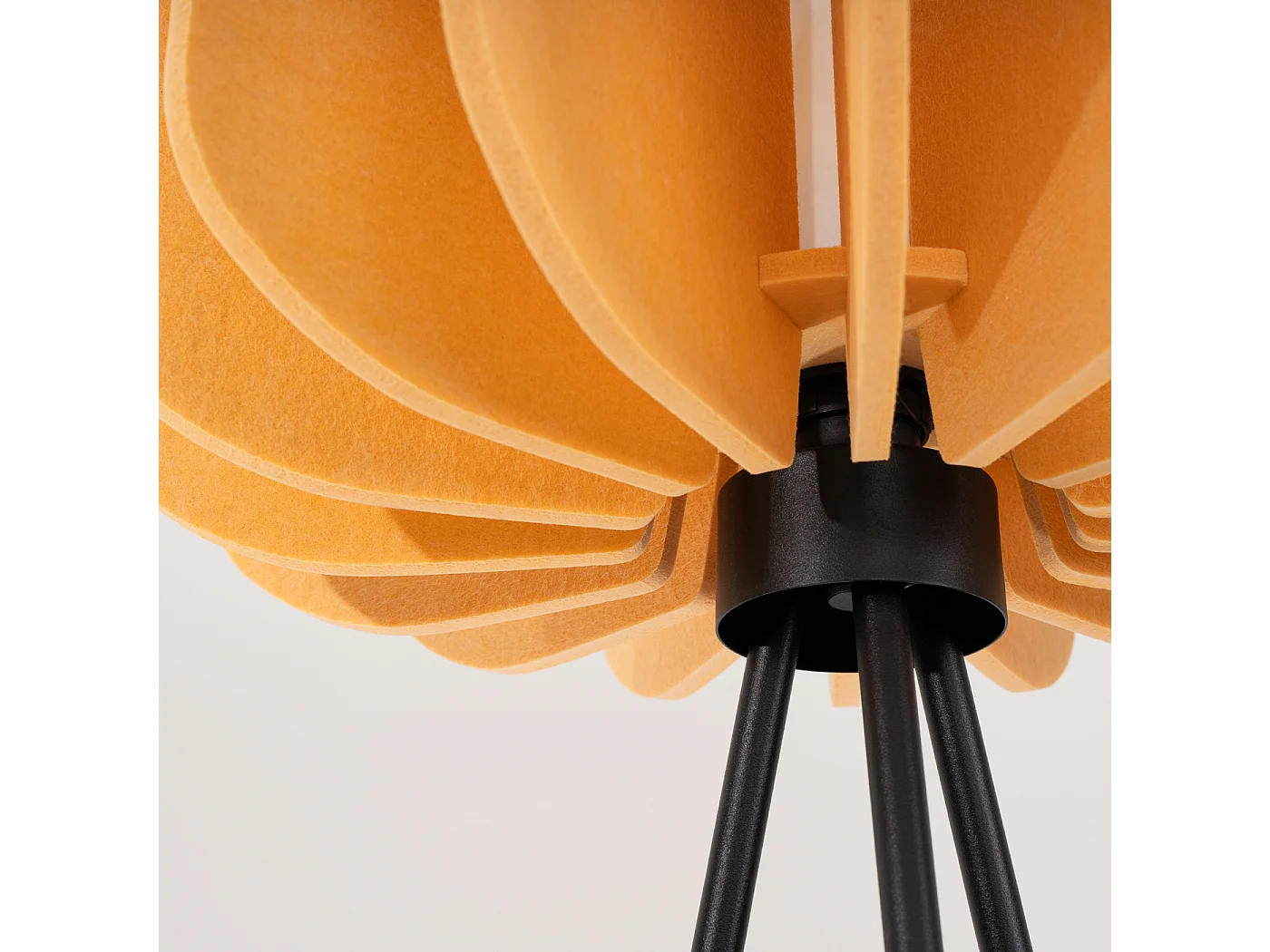 Lampadaire moderne en feutre/acier - 1 sources lumineuses - L.45 x H.134 cm - jaune/noir