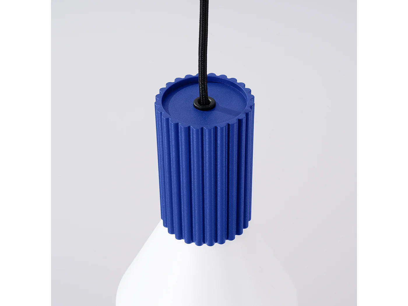 Hängelampe Estria Dachboden aus  Stahl/Aluminium - 1 lichtquellen - L.14 x H. cm - Weiß/Ultramarin