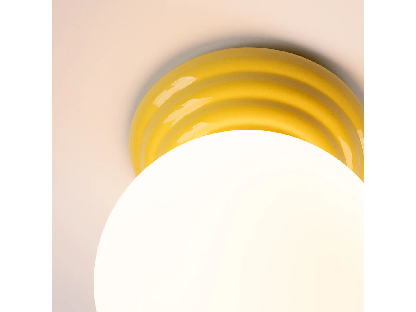 Plafonnier minimaliste en céramique émaillée/verre - 1 sources lumineuses - L.12 x H.12 cm - jaune