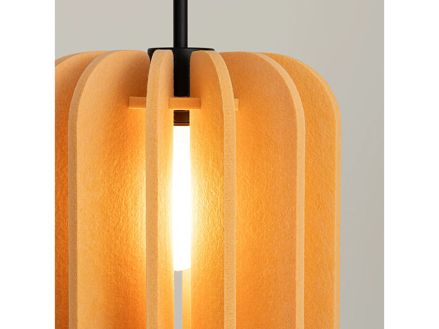 Lampe suspendue moderne en feutre/acier - 1 sources lumineuses - L.27 x H.165 cm - jaune/noir