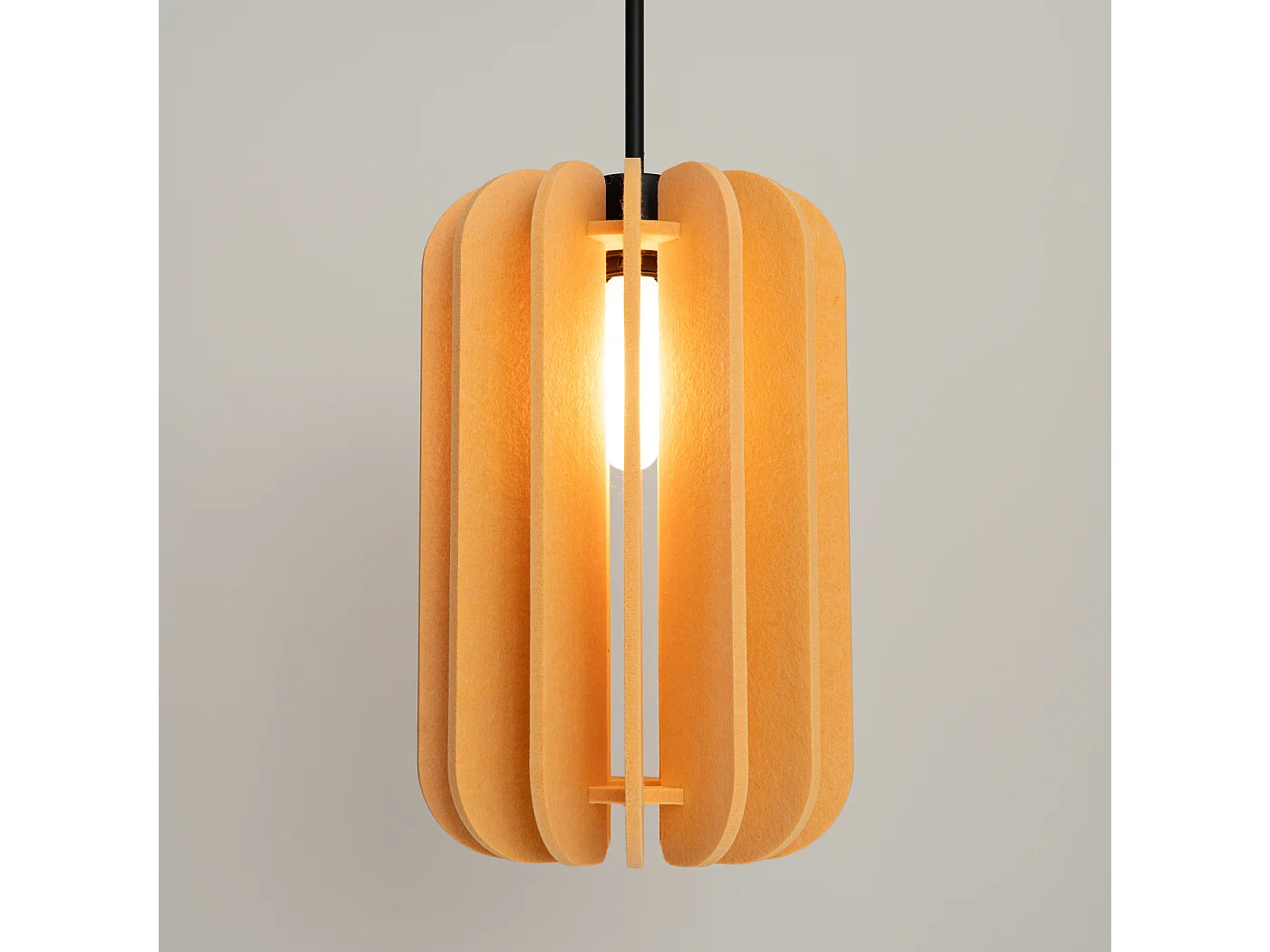 Lampe suspendue moderne en feutre/acier - 1 sources lumineuses - L.27 x H.165 cm - jaune/noir