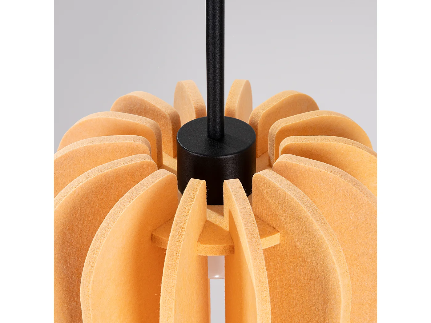 Lampe suspendue moderne en feutre/acier - 1 sources lumineuses - L.27 x H.165 cm - jaune/noir