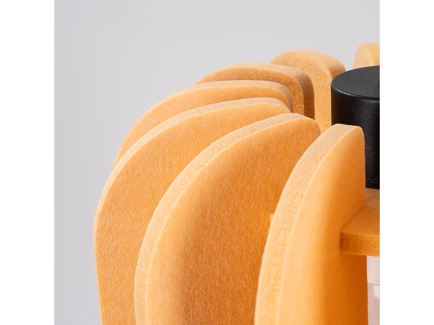 Lampe suspendue moderne en feutre/acier - 1 sources lumineuses - L.27 x H.165 cm - jaune/noir