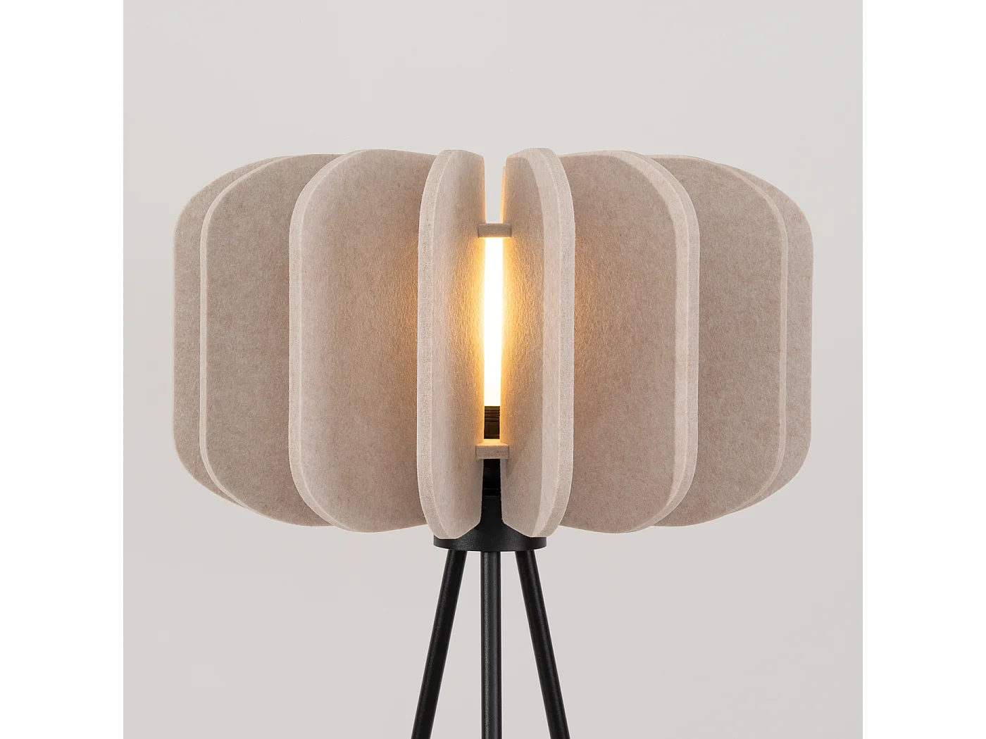 Staande lamp Mula modern van  - 1 lichtbronnen - L.45 x H.134 cm - beige/zwart