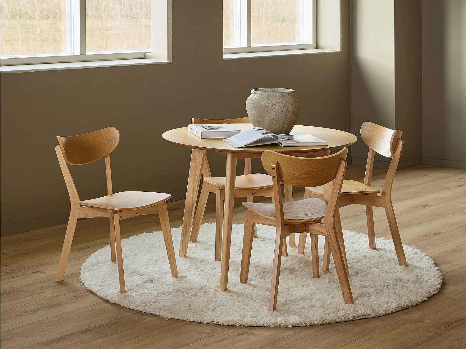 Zestaw jadalniany Lumo – stół okrągły z 4 krzesłami, kolor dębowy lakierowany