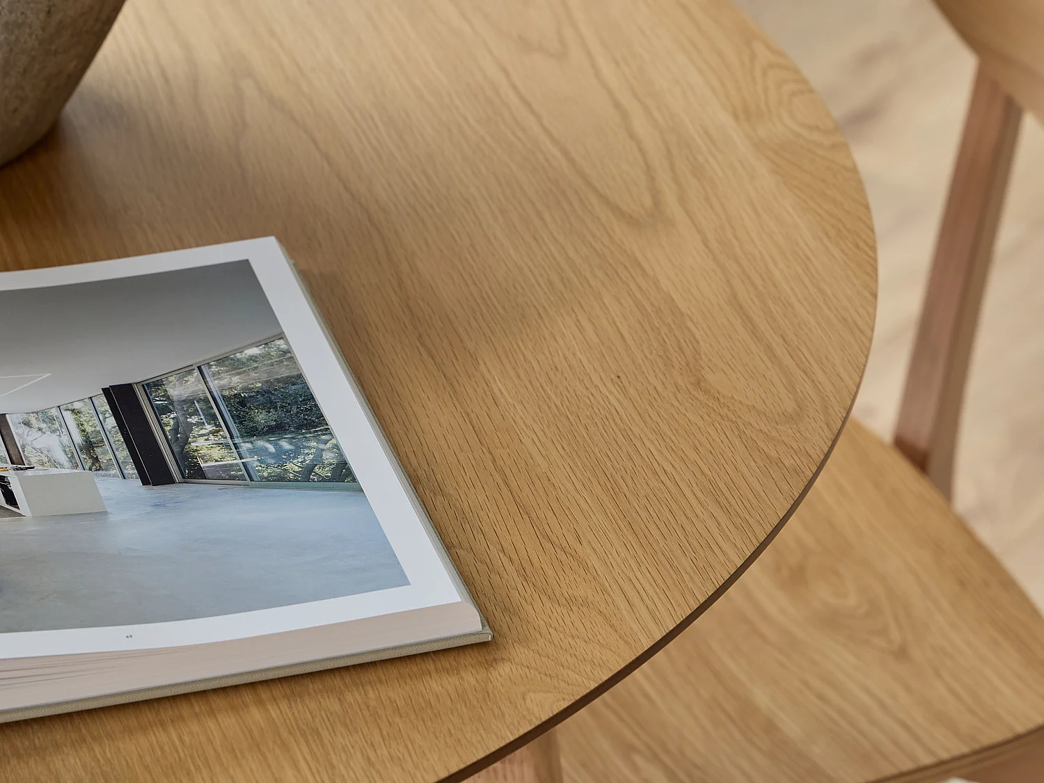 Zestaw jadalniany Lumo – stół okrągły z 4 krzesłami, kolor dębowy lakierowany