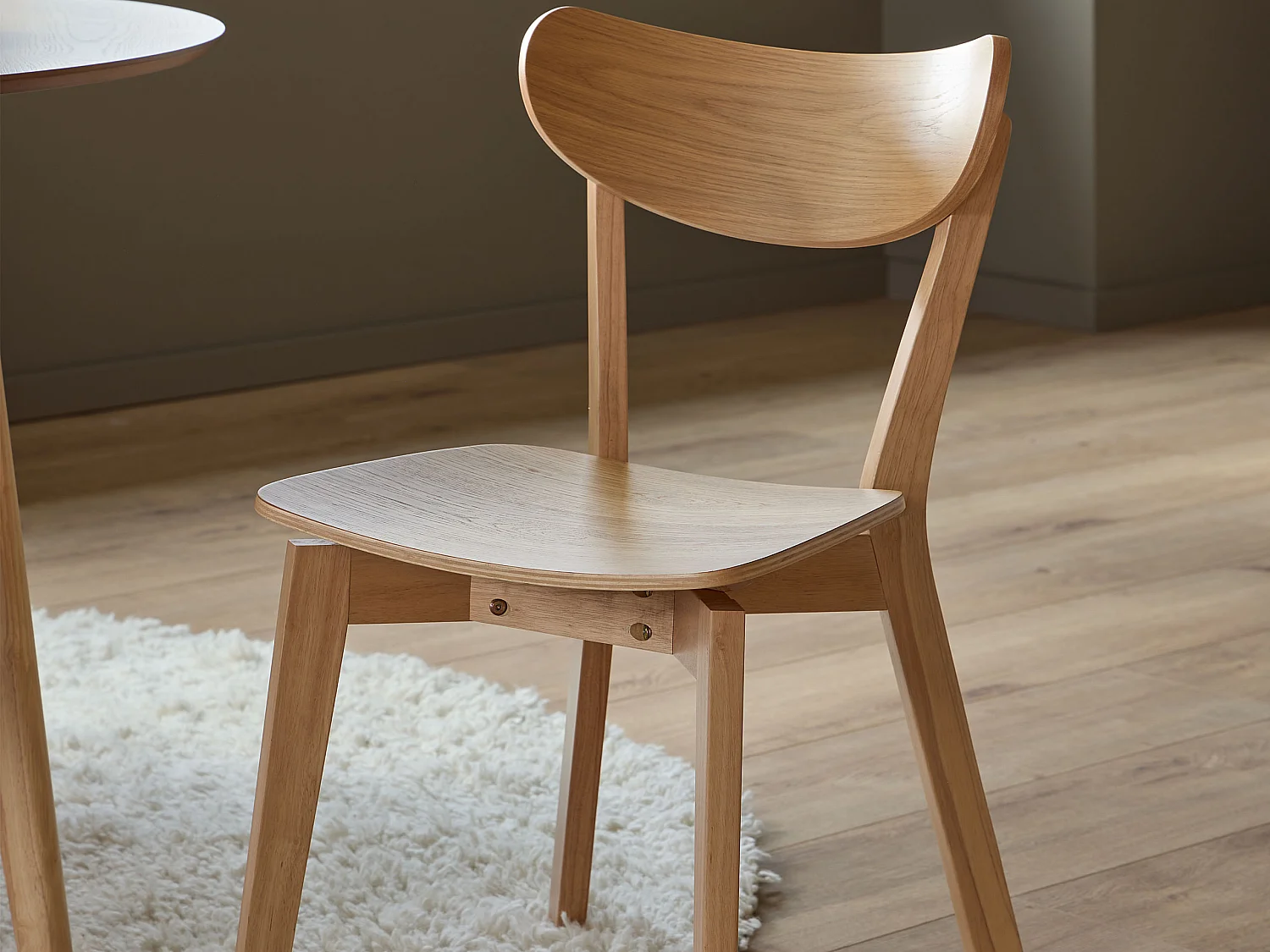 Zestaw jadalniany Lumo – stół okrągły z 4 krzesłami, kolor dębowy lakierowany