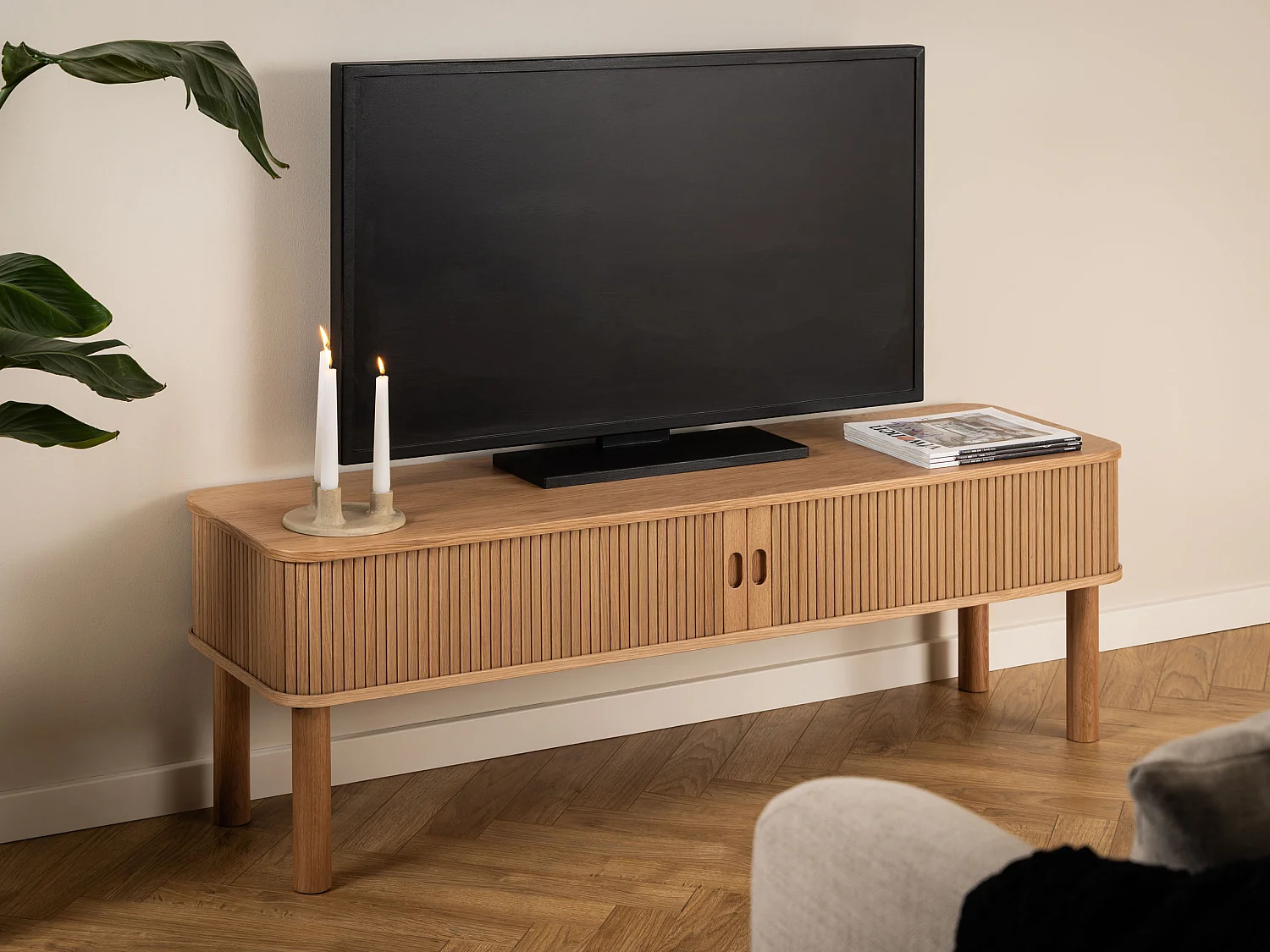 Meuble TV Ligna 140 cm portes lamellées, couleur chêne laqué