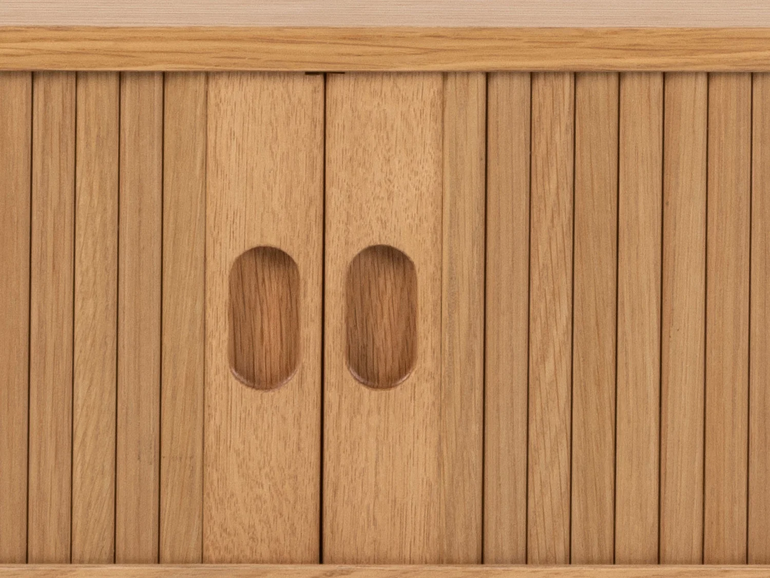 Meuble TV Ligna 140 cm portes lamellées, couleur chêne laqué