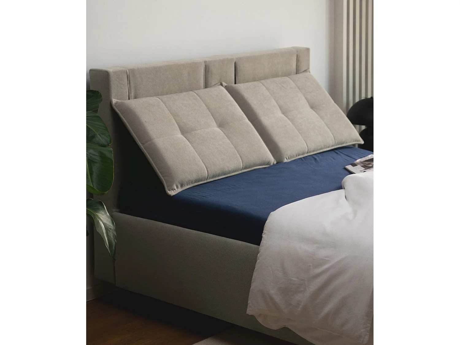 Polsterbett 160x200 mit klappbaren Rückenkissen – wasserfeste Chenille und Stauraum – Dunkelbeige – BELLEO