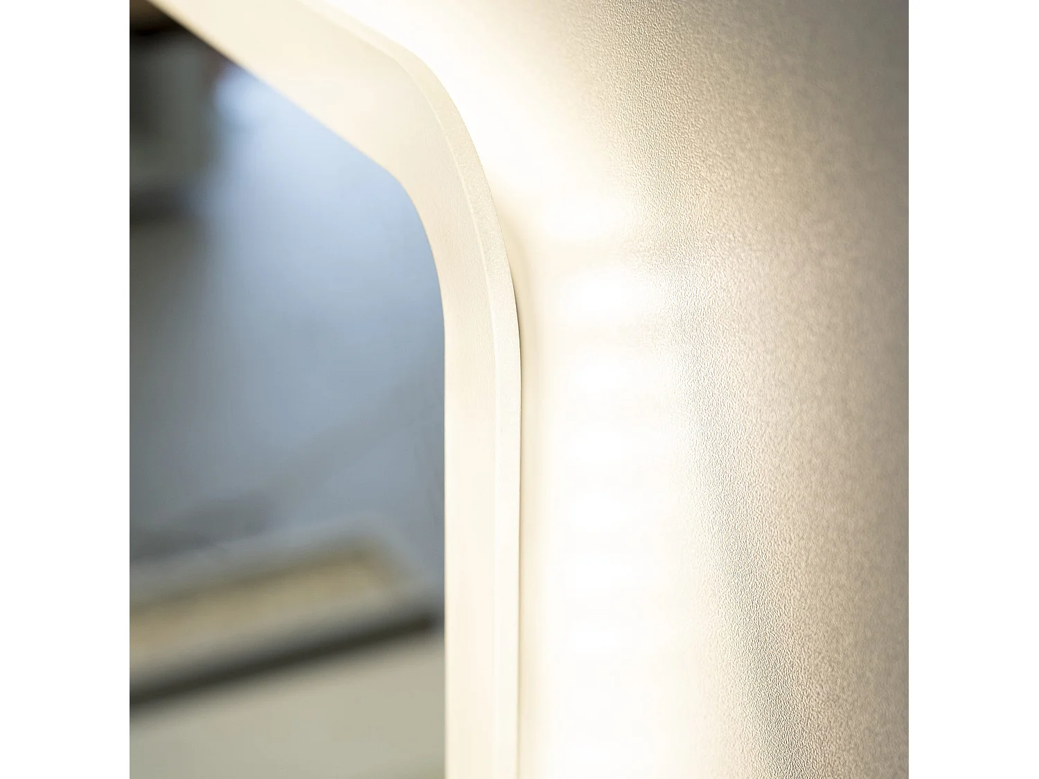 Miroir Avec Bords Sablés Et Éclairage A Led Intégré 100X70 Cm