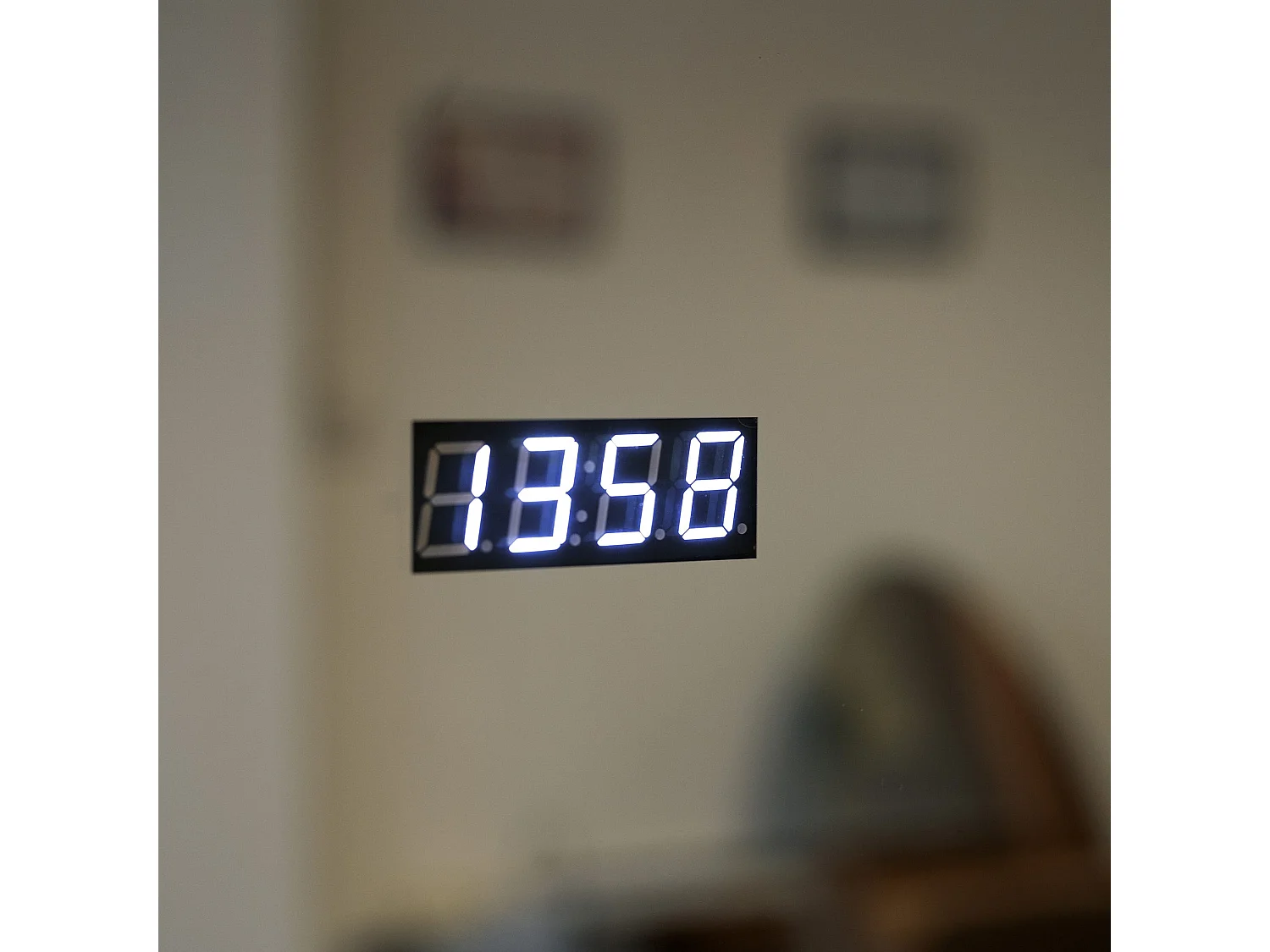 Miroir À Led 80X60 Tactile Avec Montre Digitale Et Miroir Grossissant