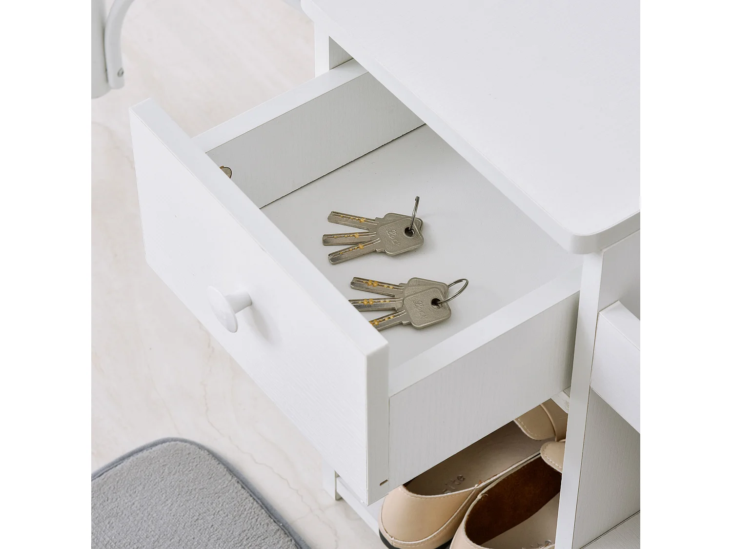 Poltrona a dondolo per interni con braccioli e cuscini in legno