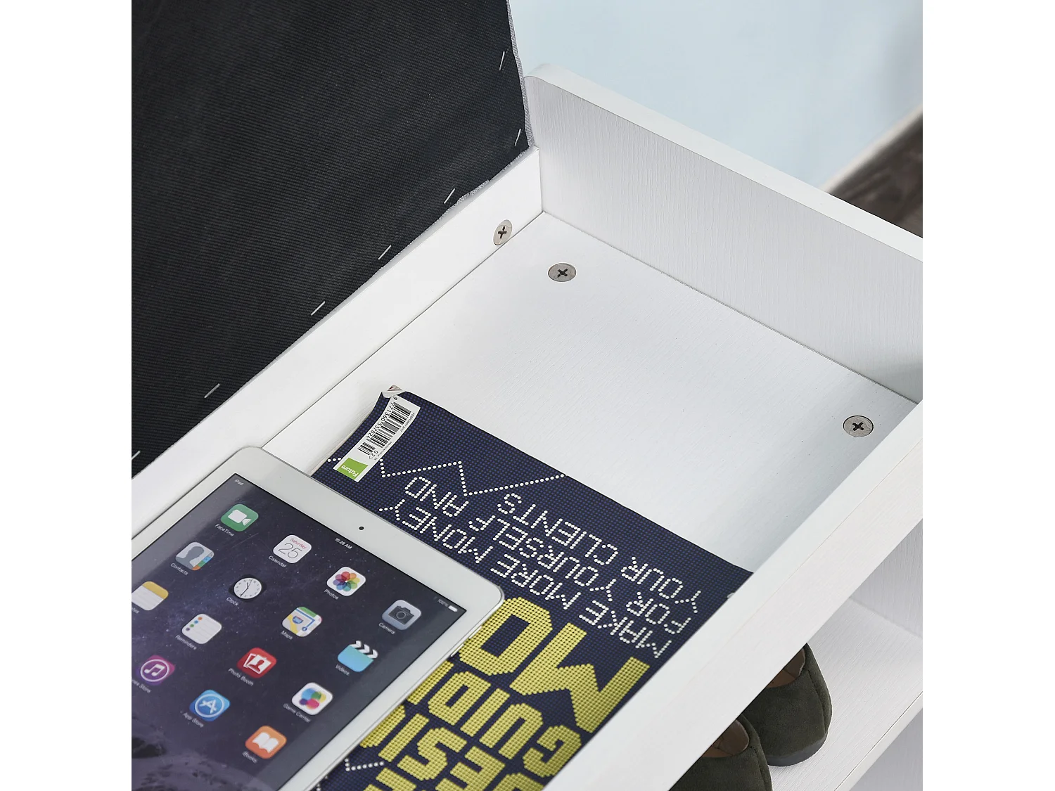 Poltrona a dondolo per interni con braccioli e cuscini in legno