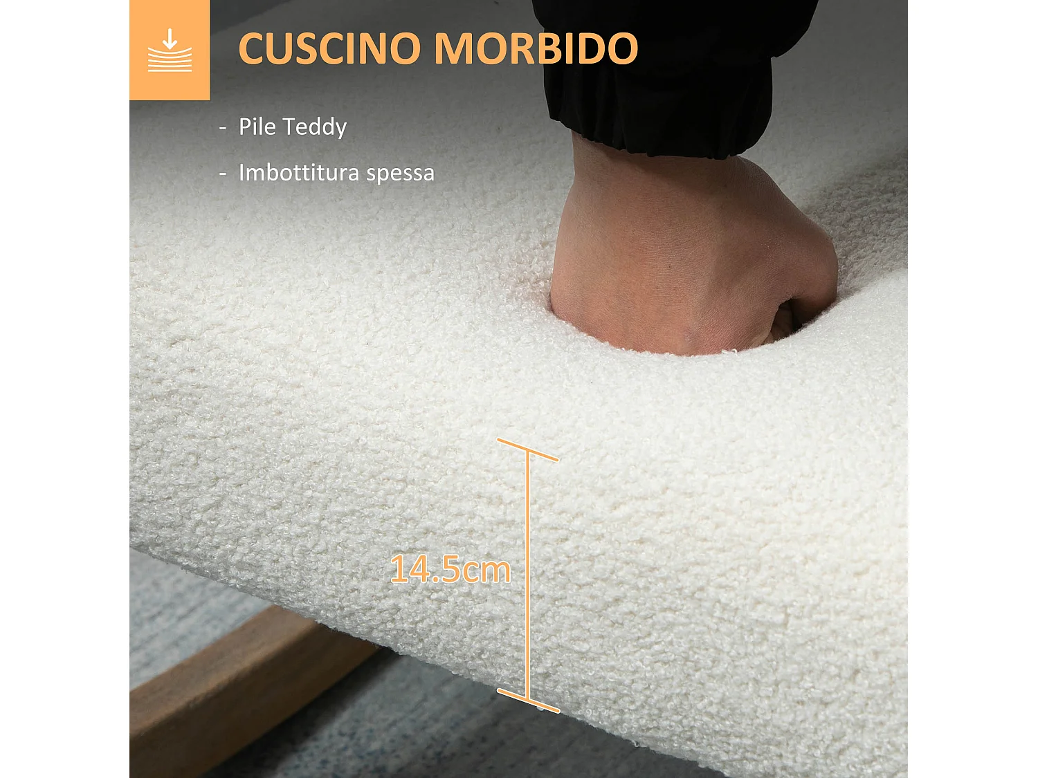 Sedia a dondolo in legno con cuscini per seduta e schienale crema