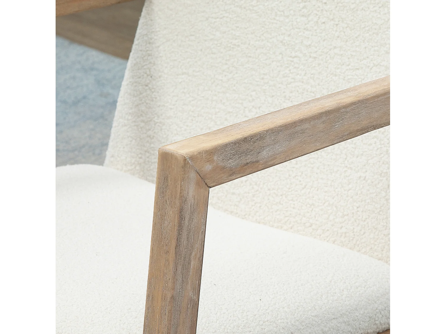 Sedia a dondolo in legno con cuscini per seduta e schienale crema