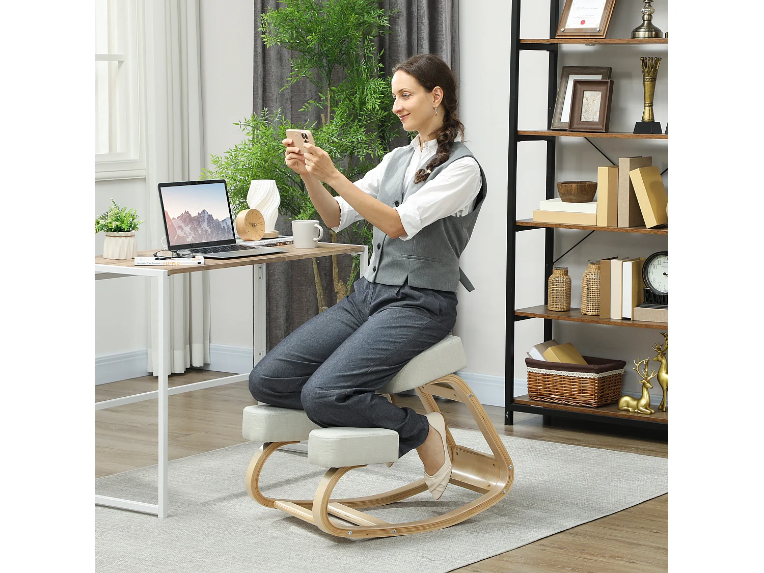 Sedia inginocchiatoio ergonomica in betulla e cuscino crema