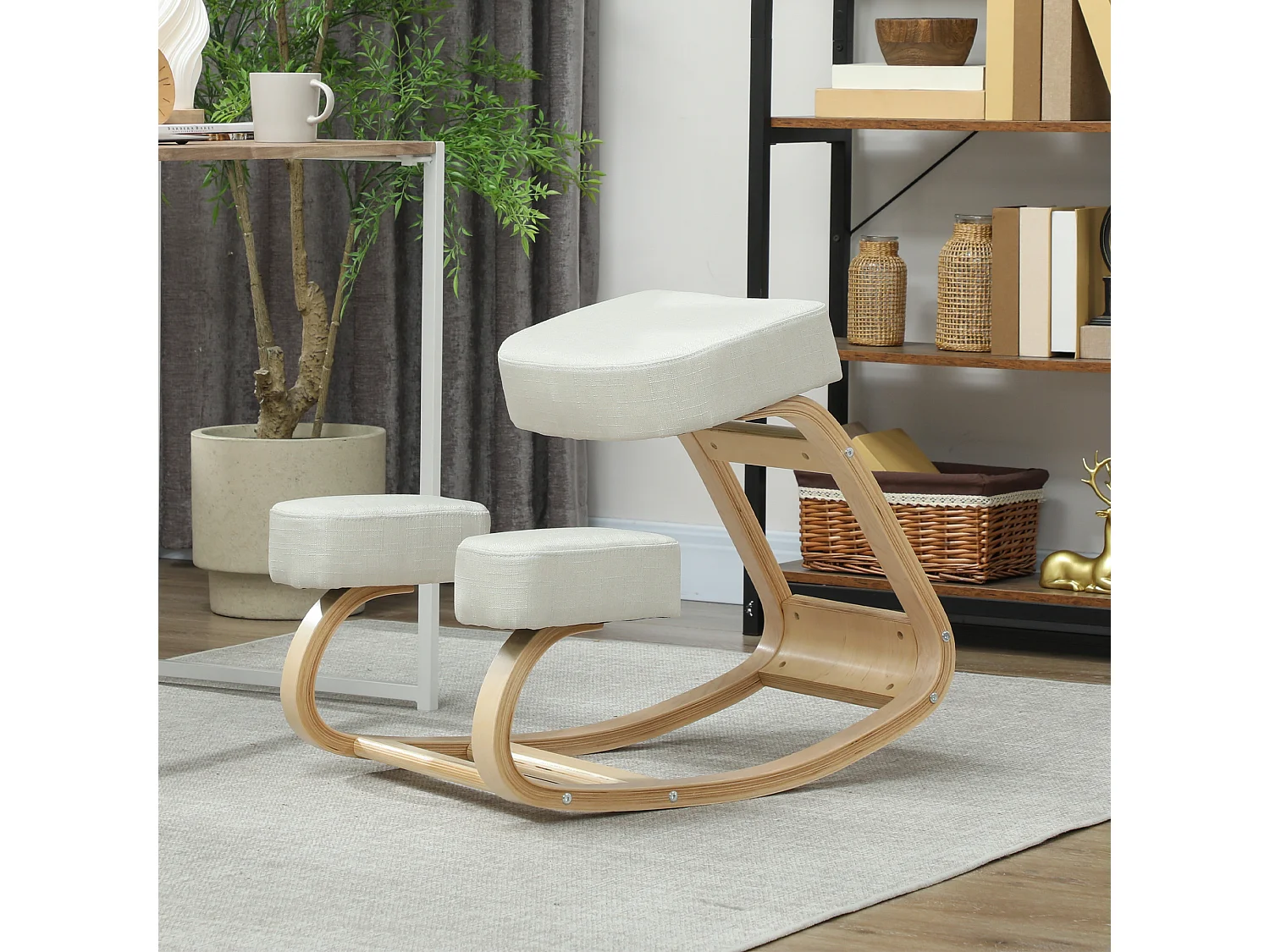 Sedia inginocchiatoio ergonomica in betulla e cuscino crema