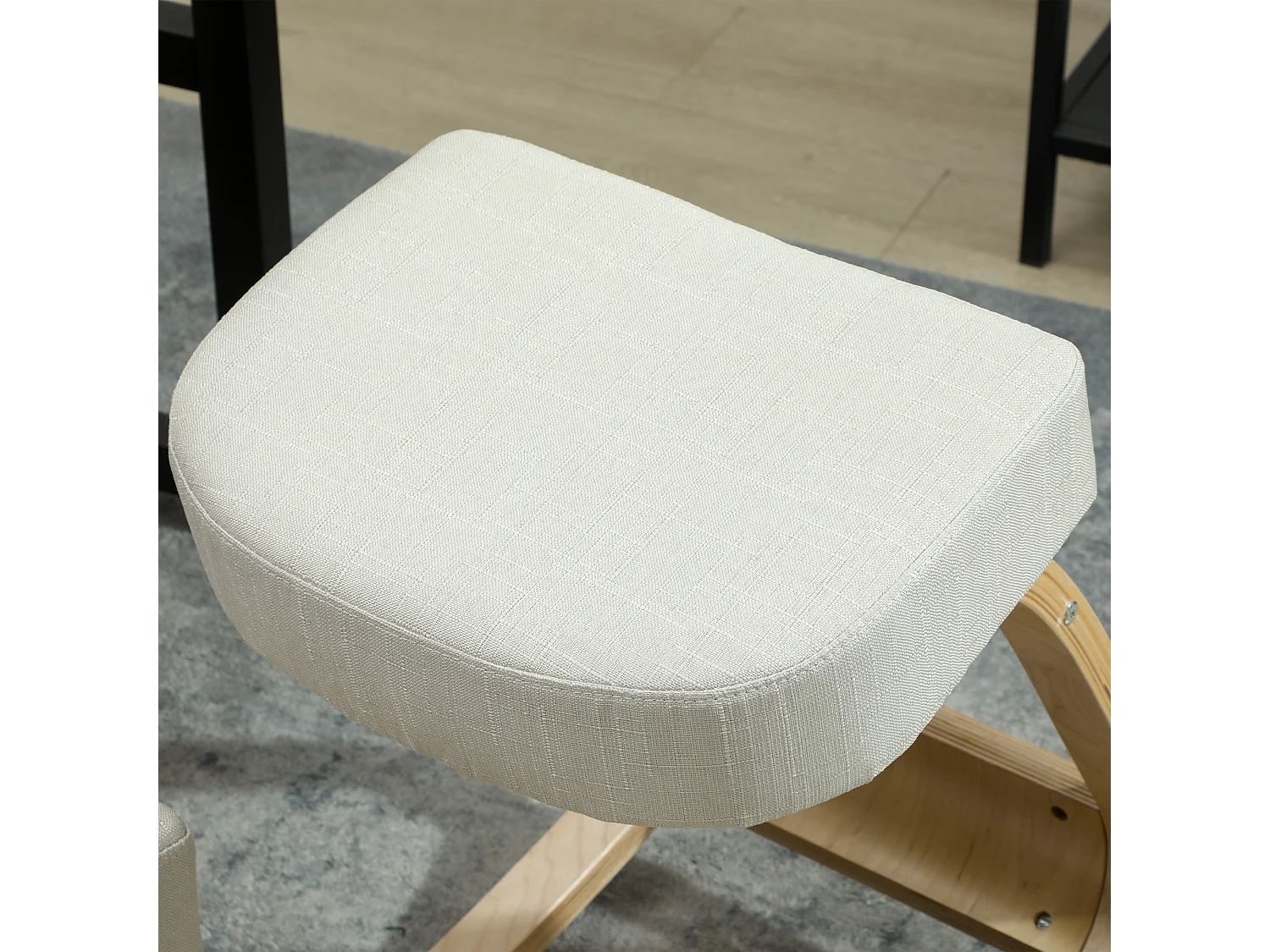 Sedia inginocchiatoio ergonomica in betulla e cuscino crema