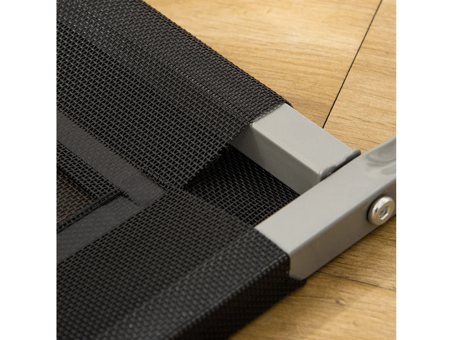 Lettino per cani rialzato con seduta traspirante nero e argento