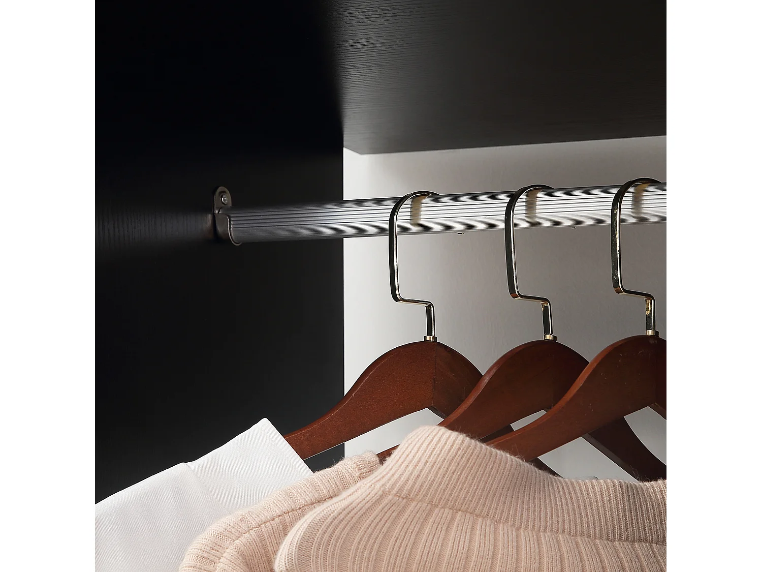 Armadio con 2 appendiabiti ripiani e ruote in legno e alluminio nero