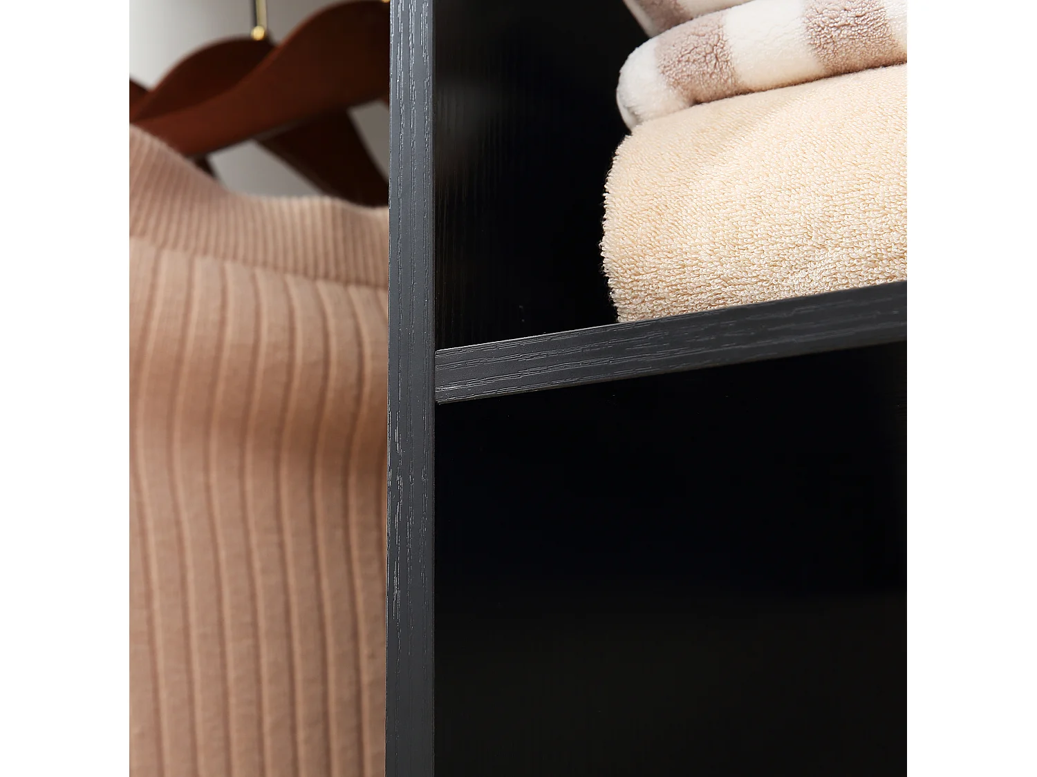 Armadio con 2 appendiabiti ripiani e ruote in legno e alluminio nero