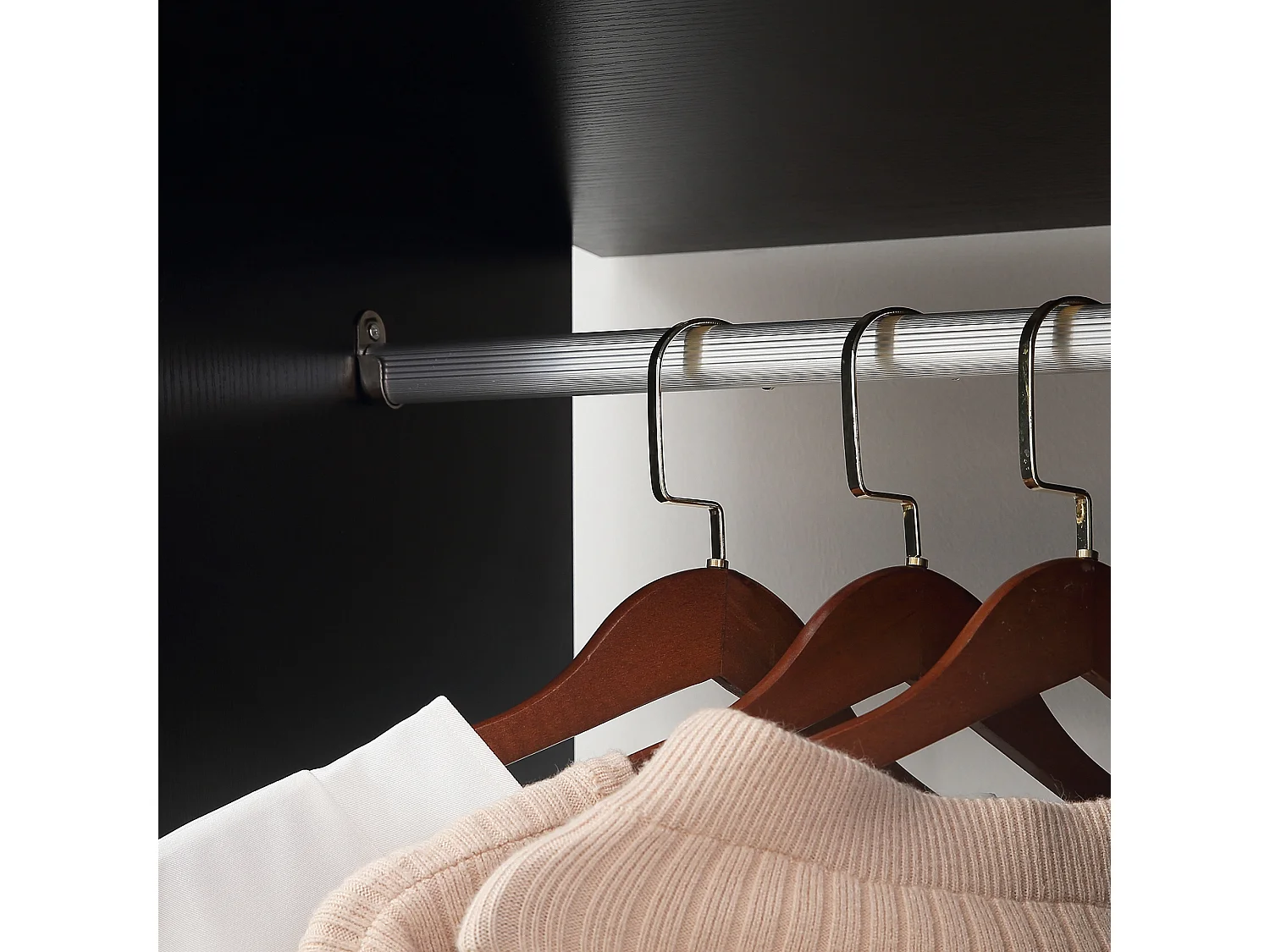 Armadio con 2 appendiabiti ripiani e ruote in legno e alluminio nero