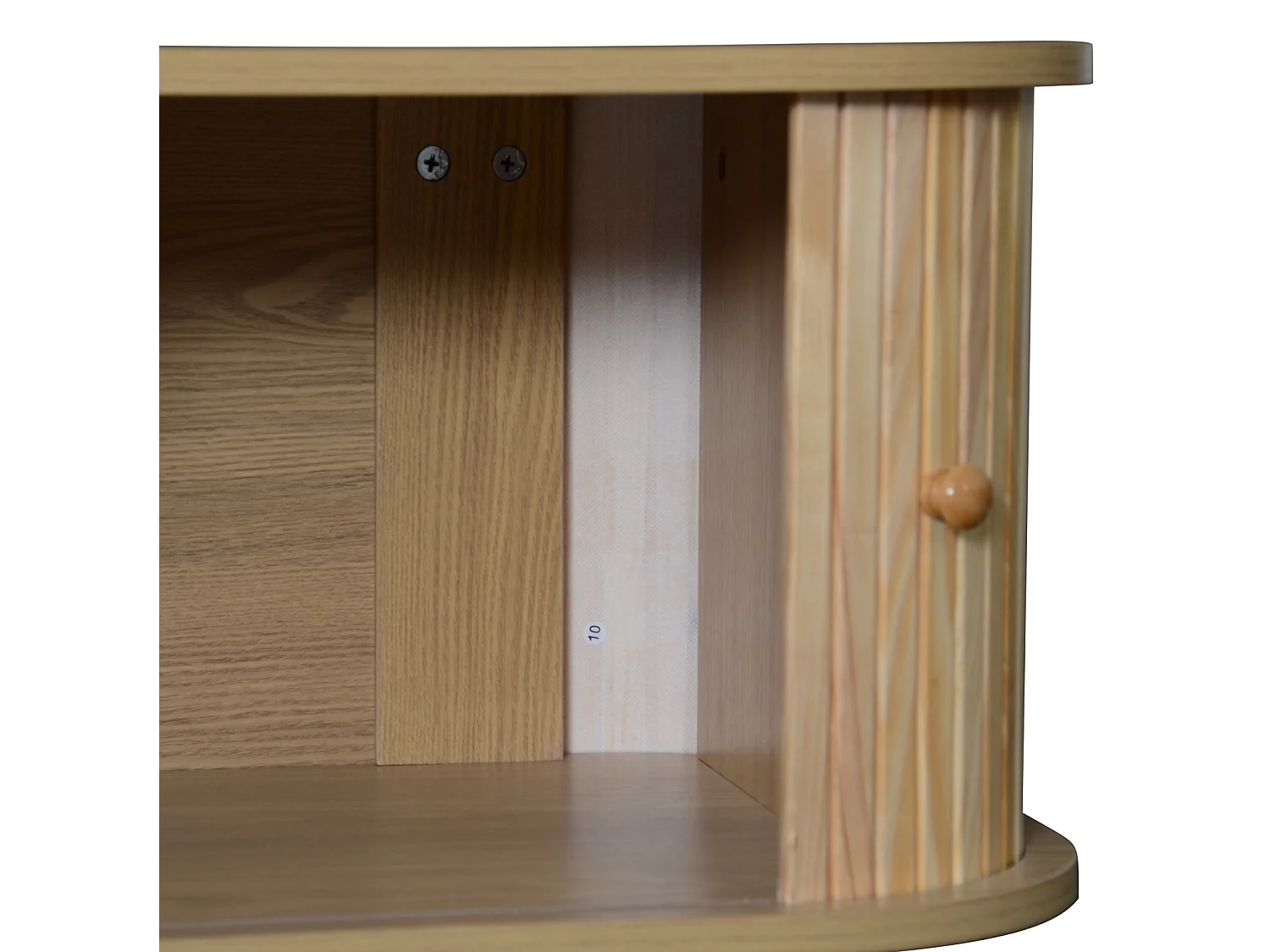 Mueble TV bajo en madera natural con puertas, cajones y laterales de ratán, estilo rústico, para salón