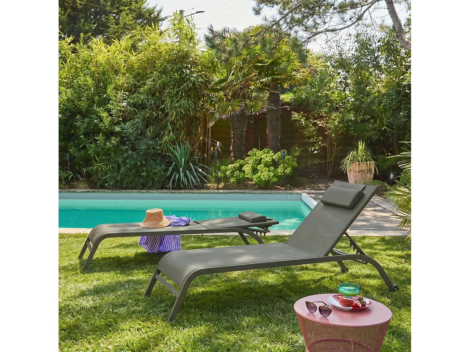 Lot de 2 bains de soleil acier kaki multi positions avec coussin et roulettes - Ona