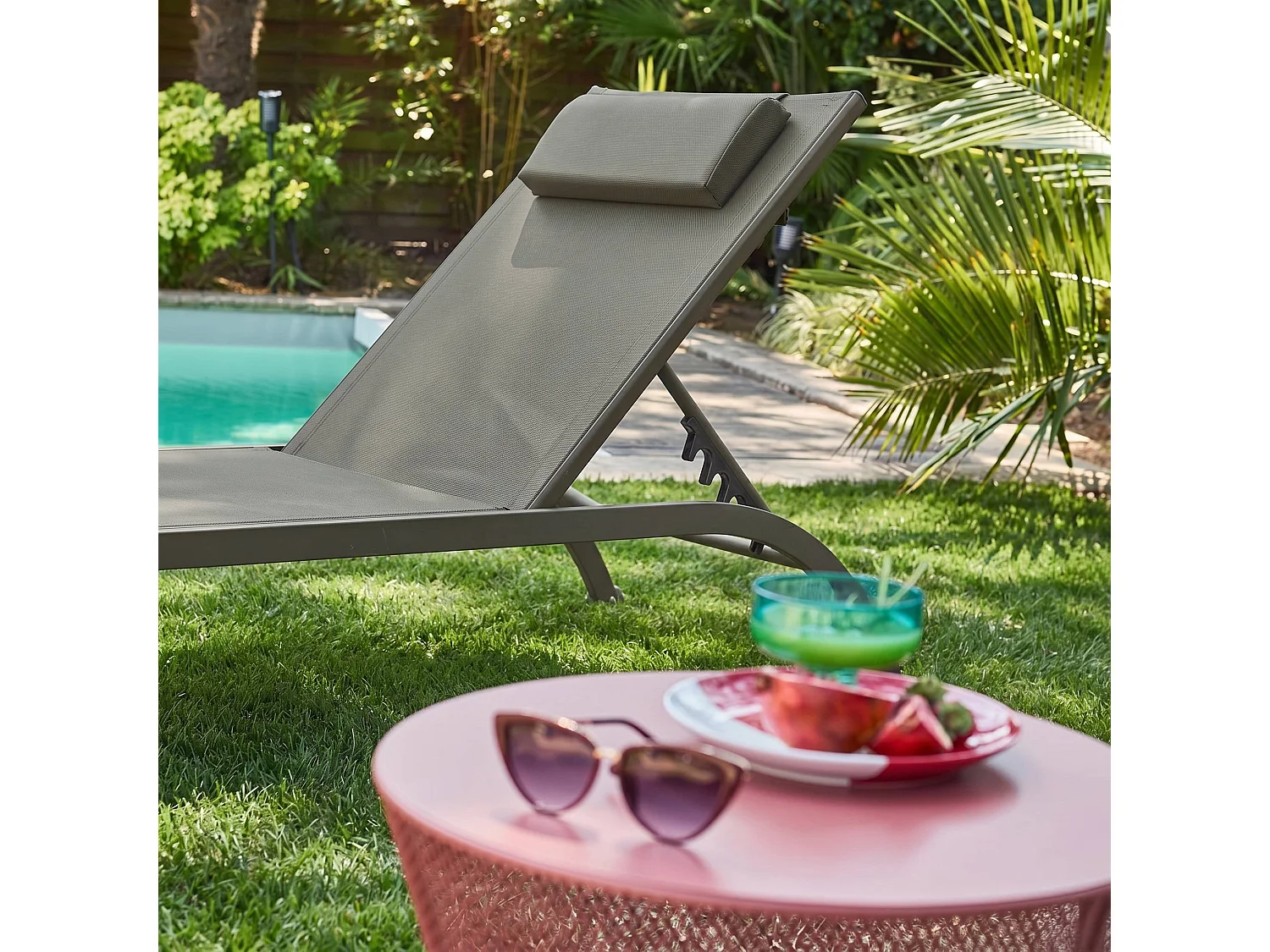 Lot de 2 bains de soleil acier kaki multi positions avec coussin et roulettes - Ona