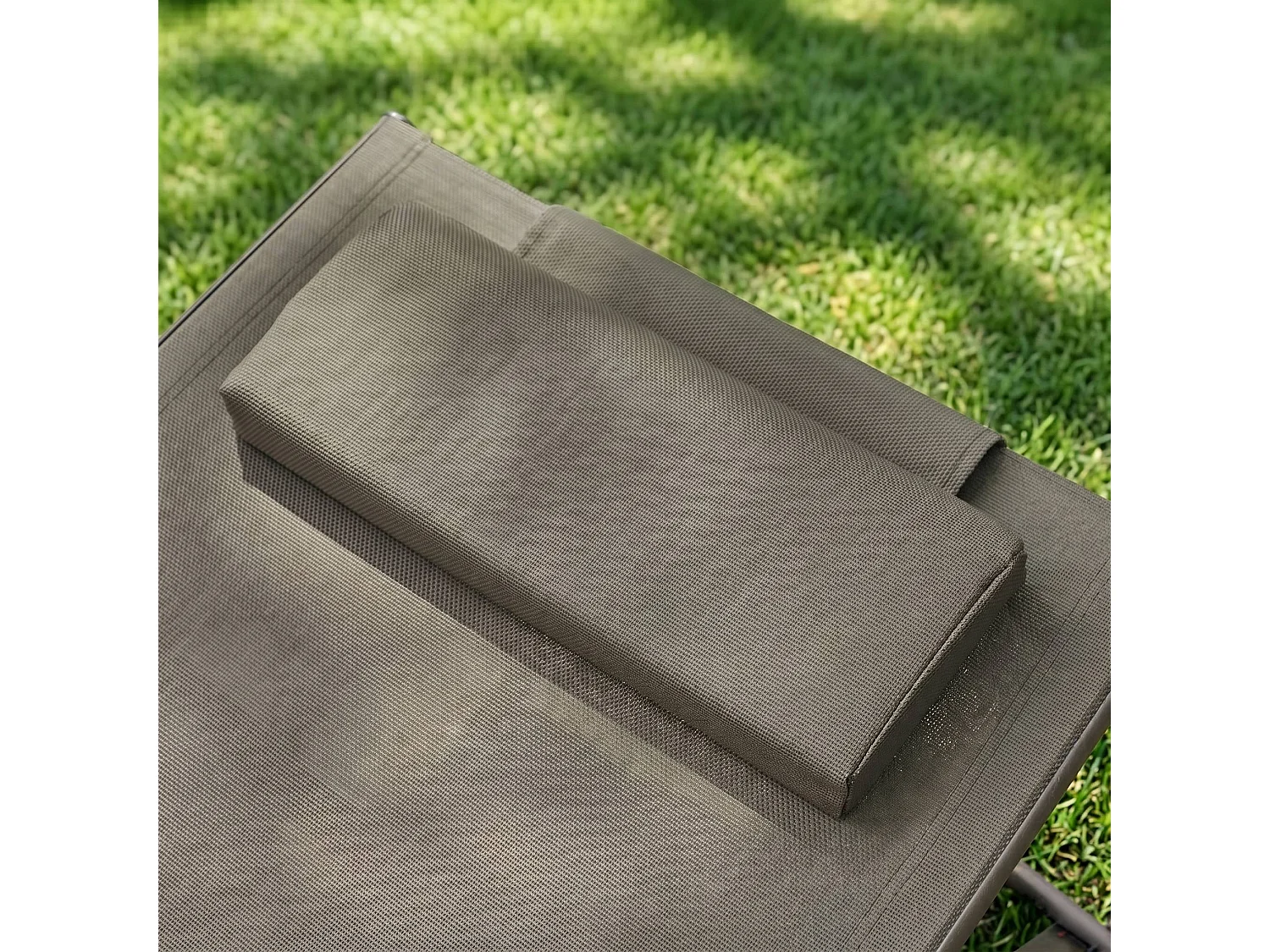 Lot de 2 bains de soleil acier kaki multi positions avec coussin et roulettes - Ona