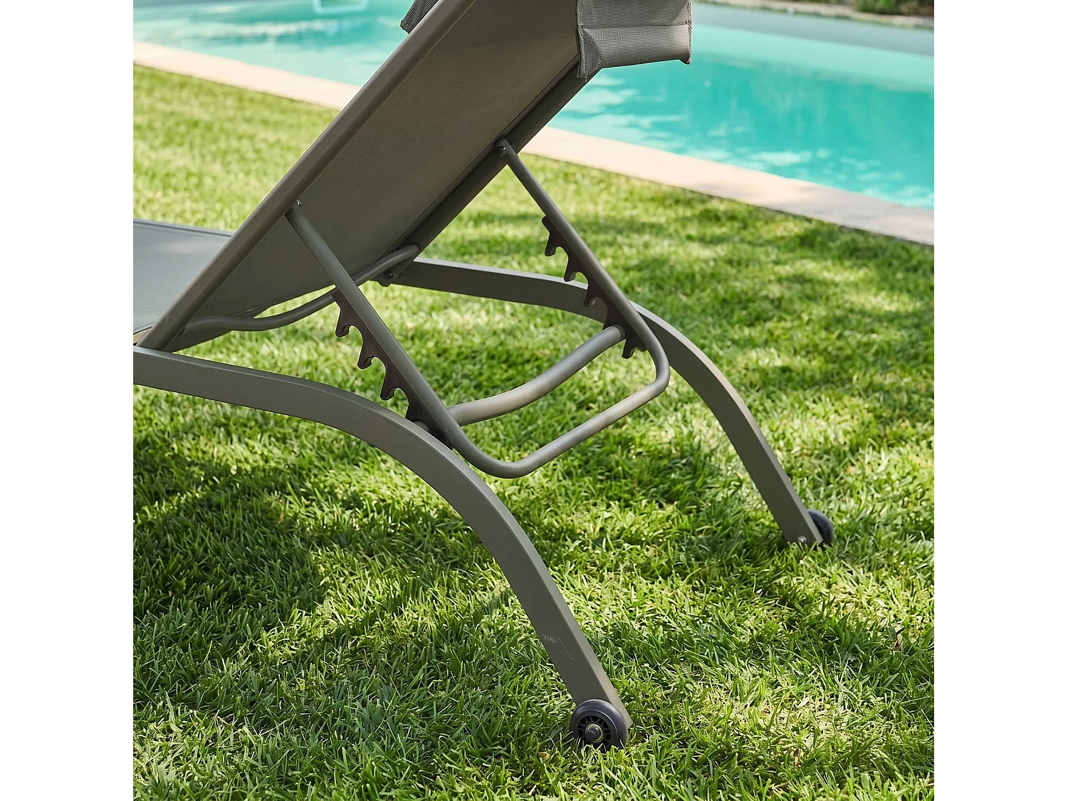 Lot de 2 bains de soleil acier kaki multi positions avec coussin et roulettes - Ona