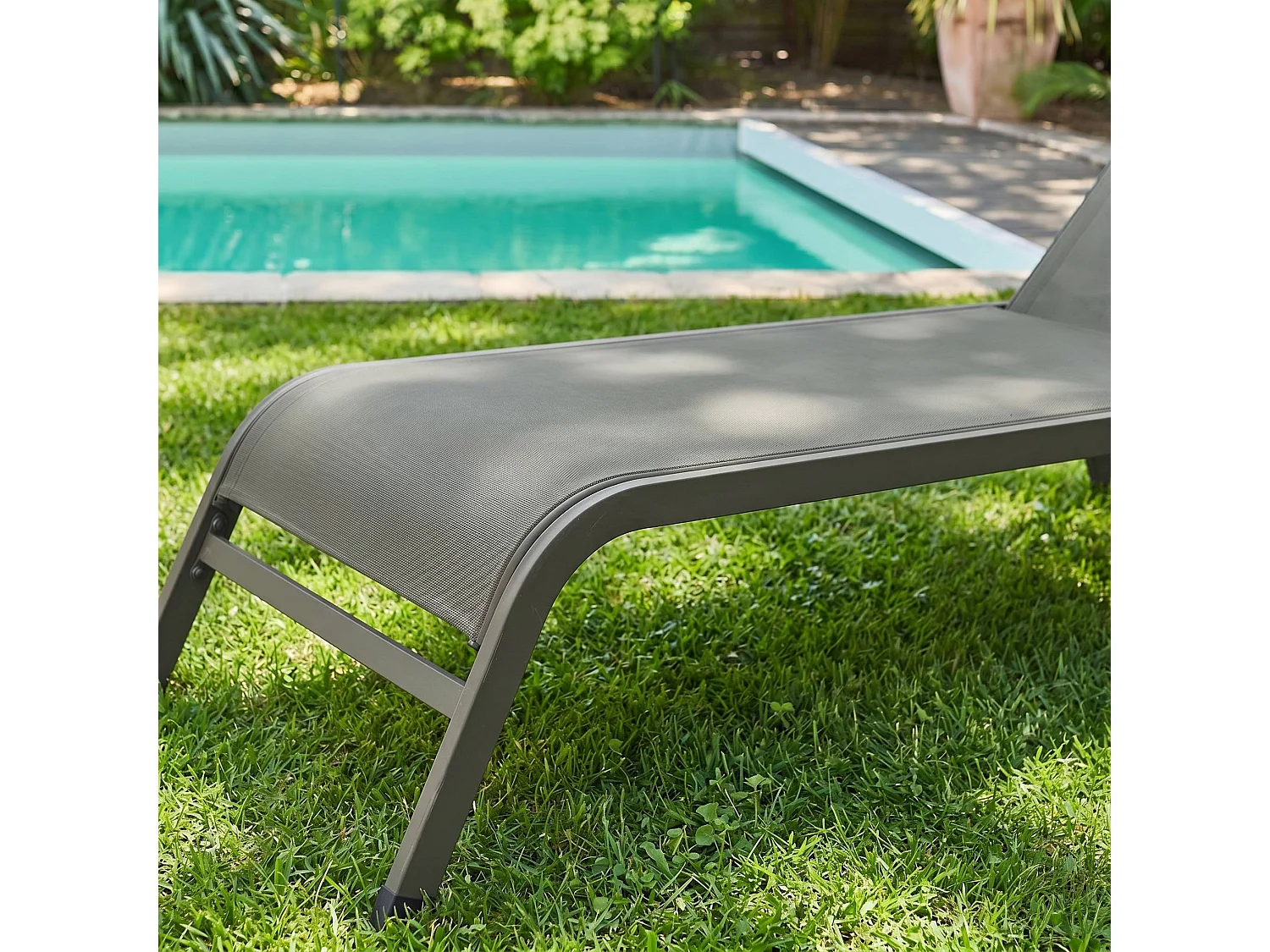 Lot de 2 bains de soleil acier kaki multi positions avec coussin et roulettes - Ona