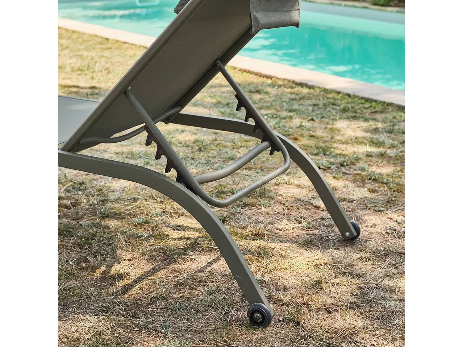 Lot de 2 bains de soleil acier kaki multi positions avec coussin et roulettes - Ona