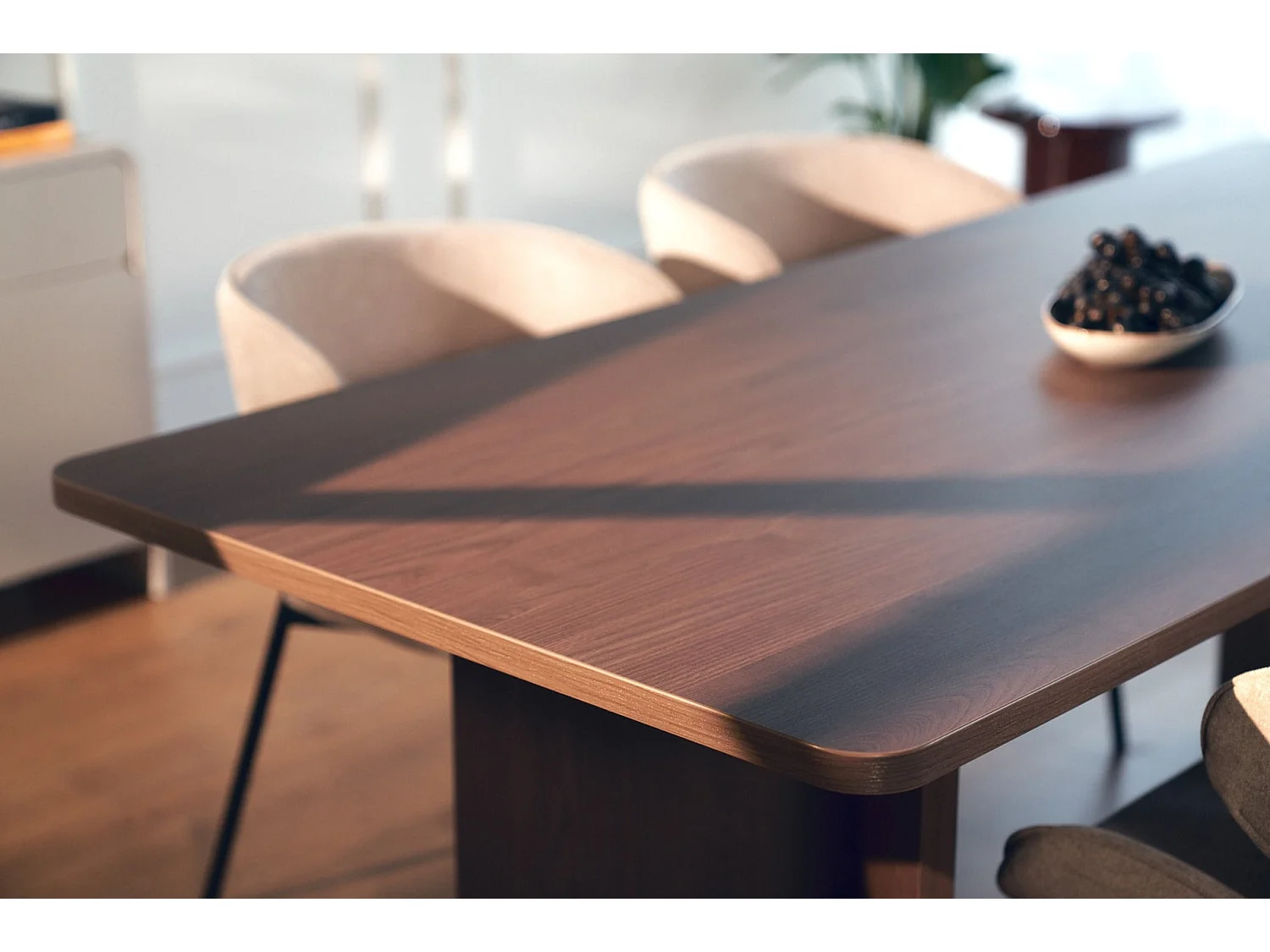 Table à manger rectangulaire – aspect Frêne brun – bords arrondis, piètement plein – 204x90 cm – QUBEO