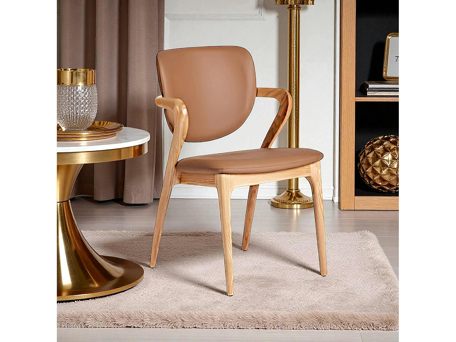 Chaise en cuir marron, accoudoirs bois clair ALDER