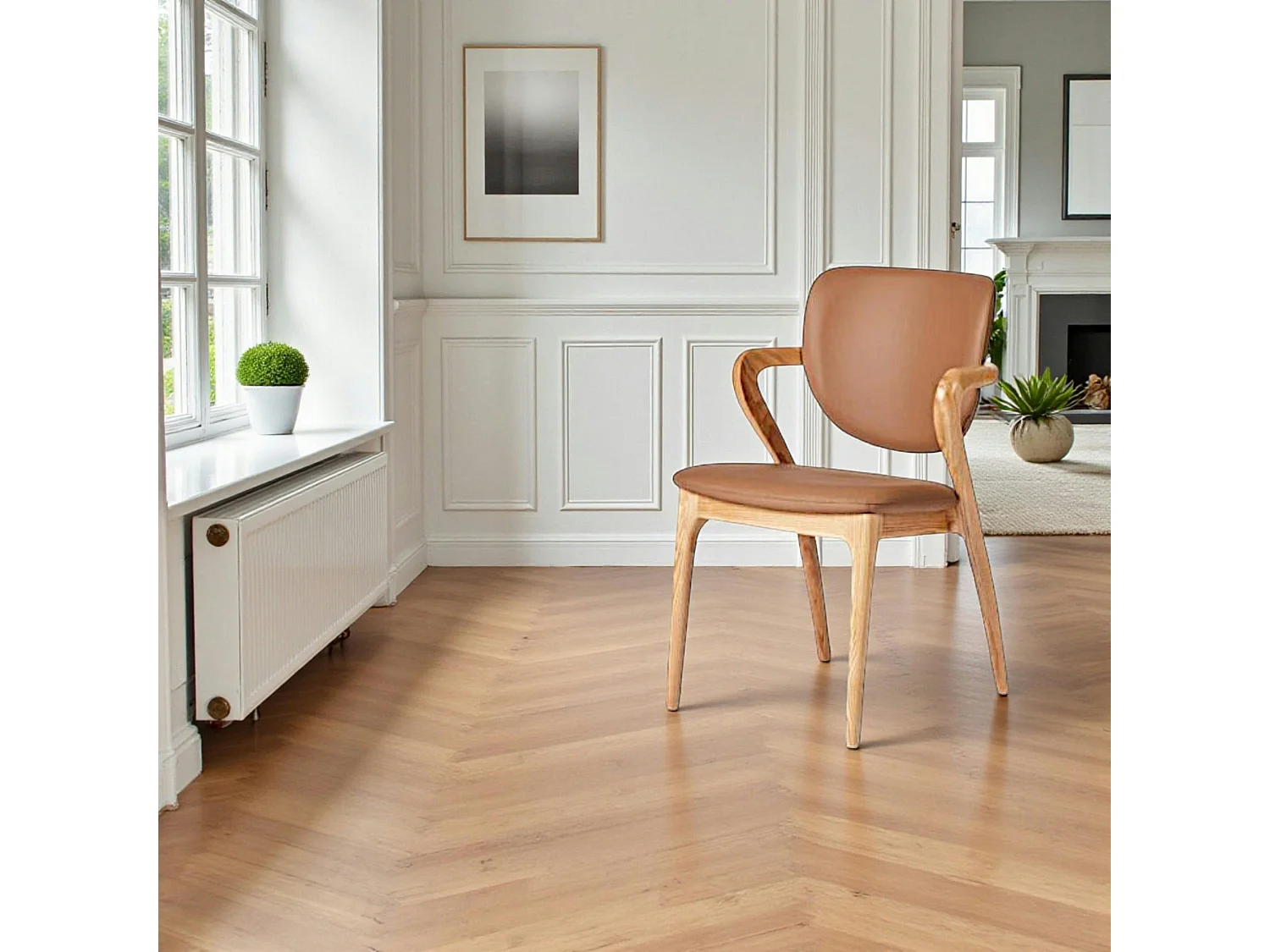 Chaise en cuir marron, accoudoirs bois clair ALDER