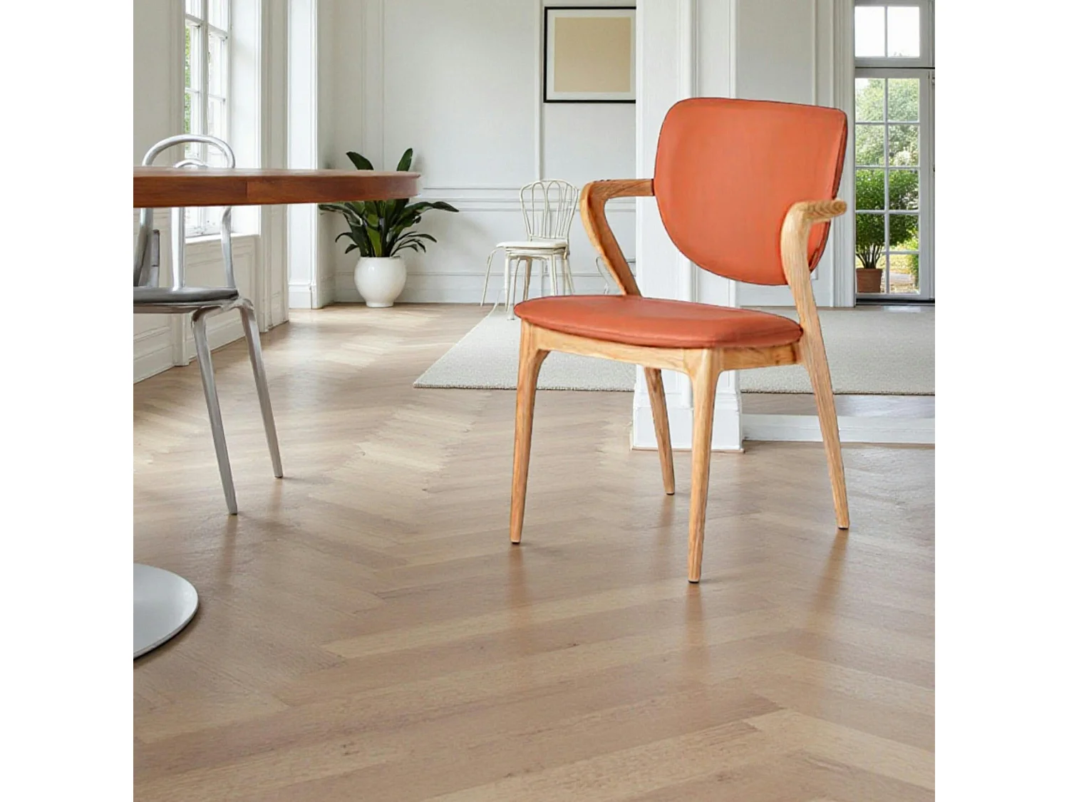 Chaise en cuir terracotta, accoudoirs bois clair ALDER